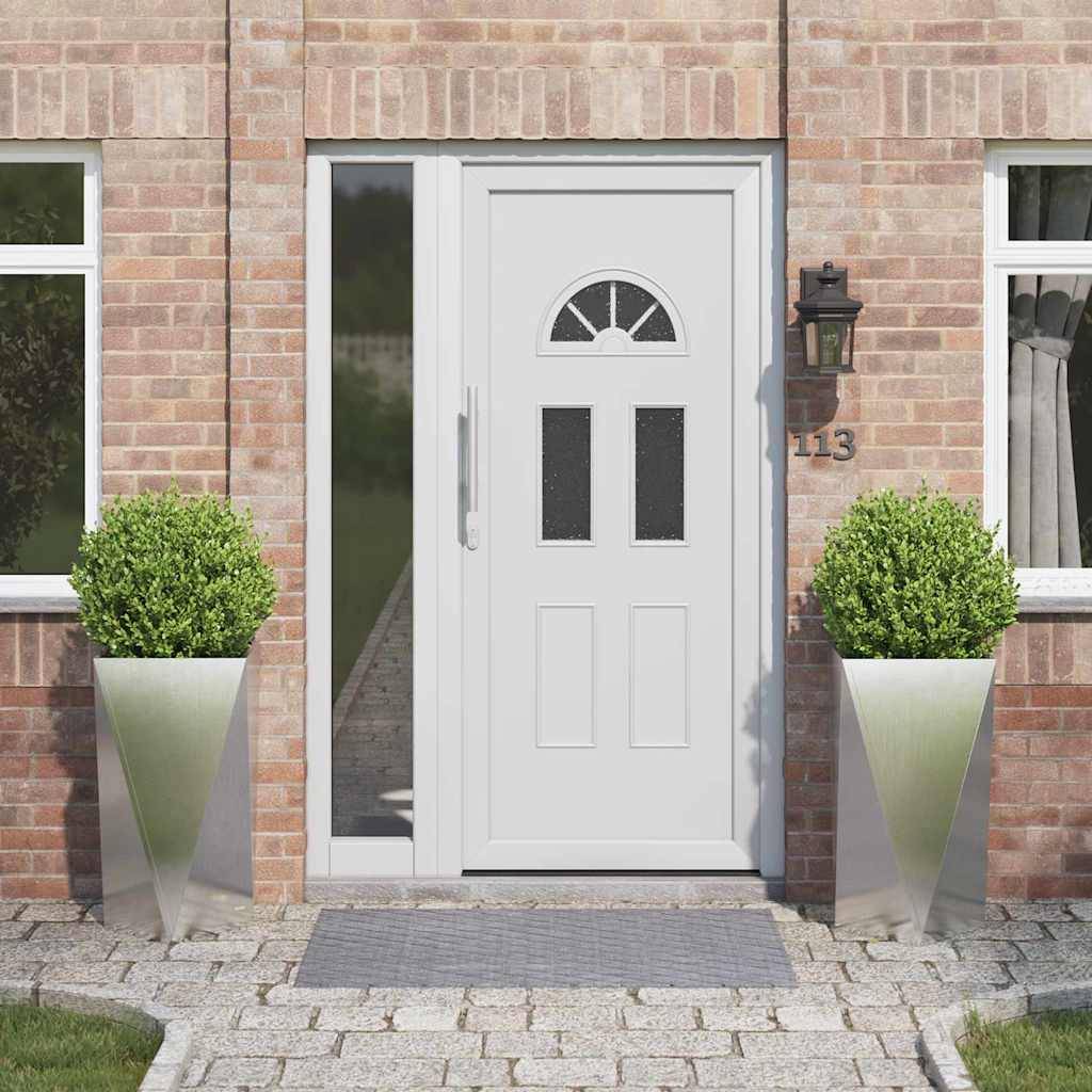 Eine weiße Haustür mit Fensterpaneelen ist zwischen zwei Ziegelmauern zentriert. Zwei symmetrisch angeordnete Topfpflanzen sind neben dem Eingang platziert.