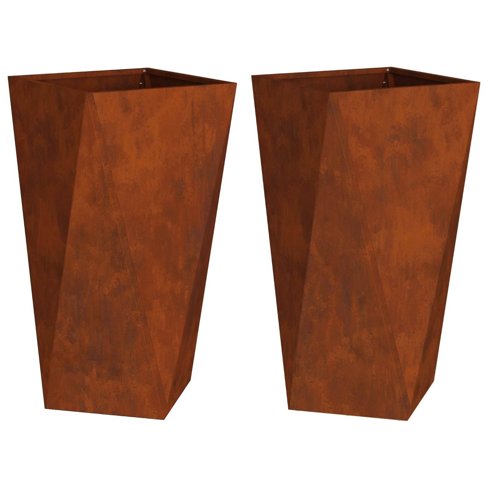 Zwei hohe, rostfarbene Metalltöpfe mit eckigem, geometrischem Design stehen nebeneinander vor einem einfachen Hintergrund.