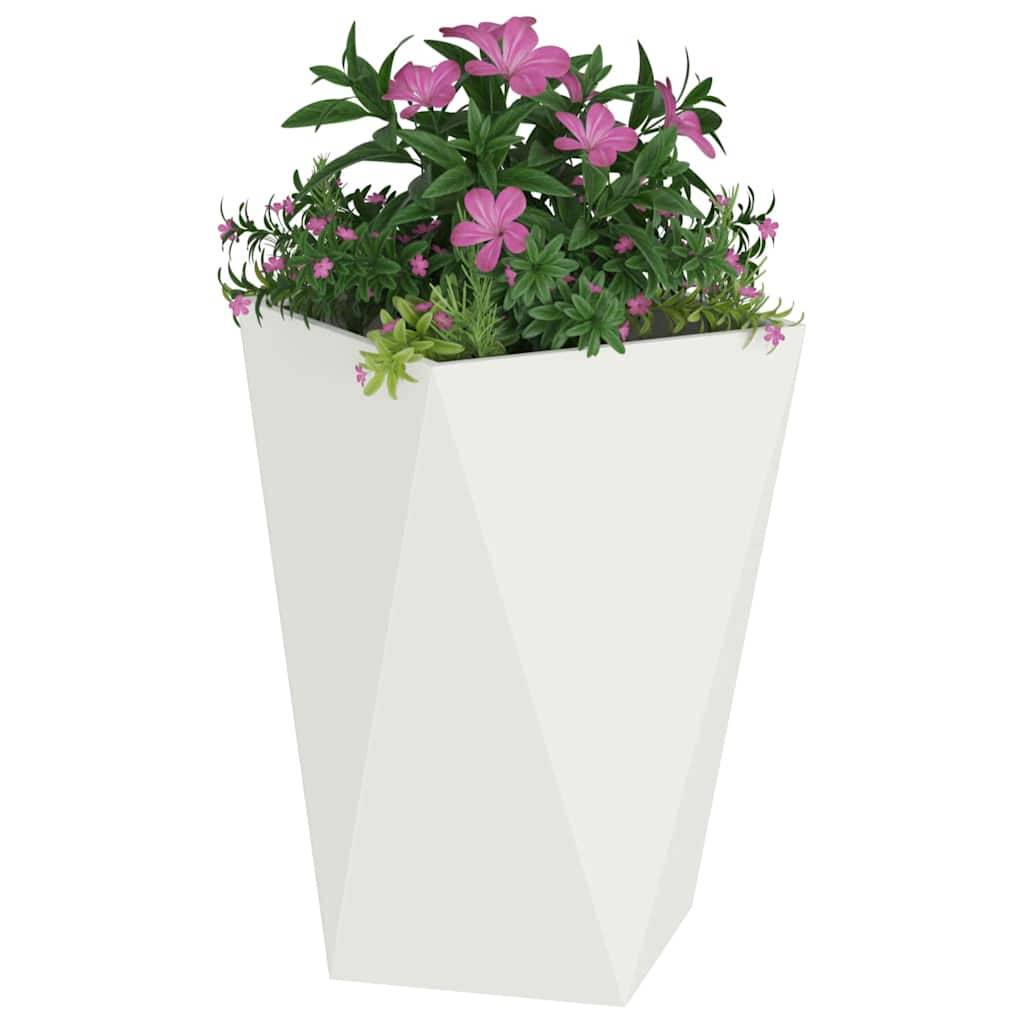 Ein weißer geometrischer Pflanzenbehälter mit leuchtend rosa Blüten und grünem Blattwerk.