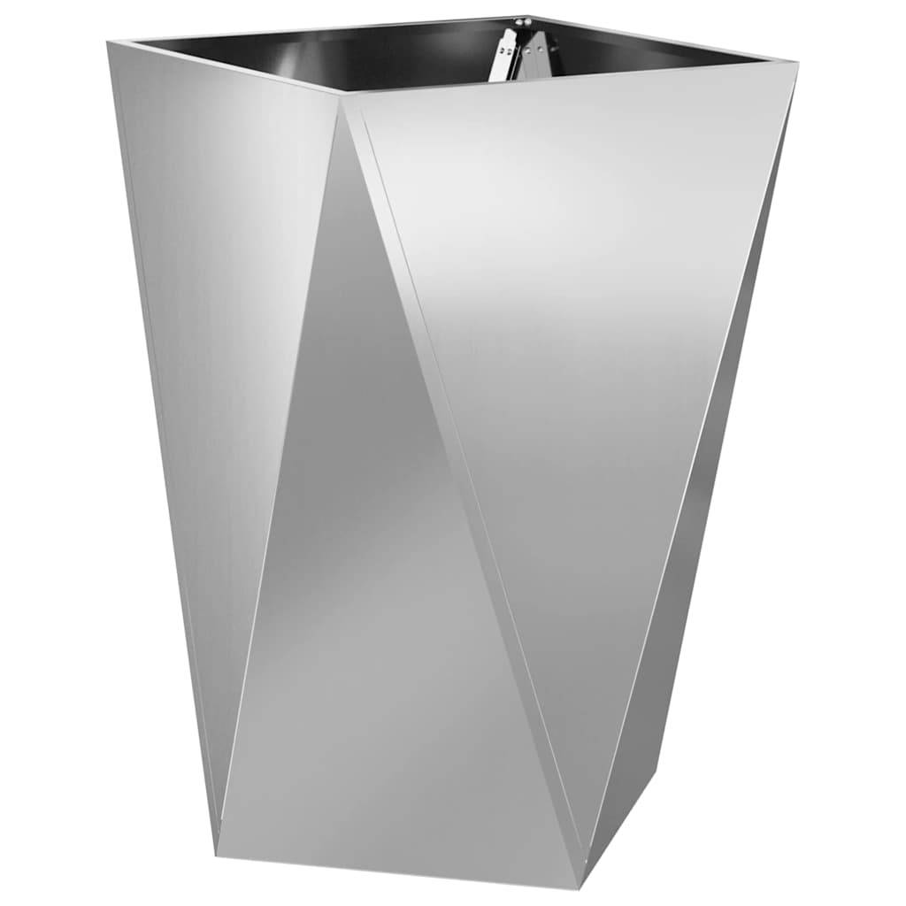 Ein geometrischer, rechteckiger Pflanzkübel aus Edelstahl mit einer verjüngten, kantigen Gestaltung.