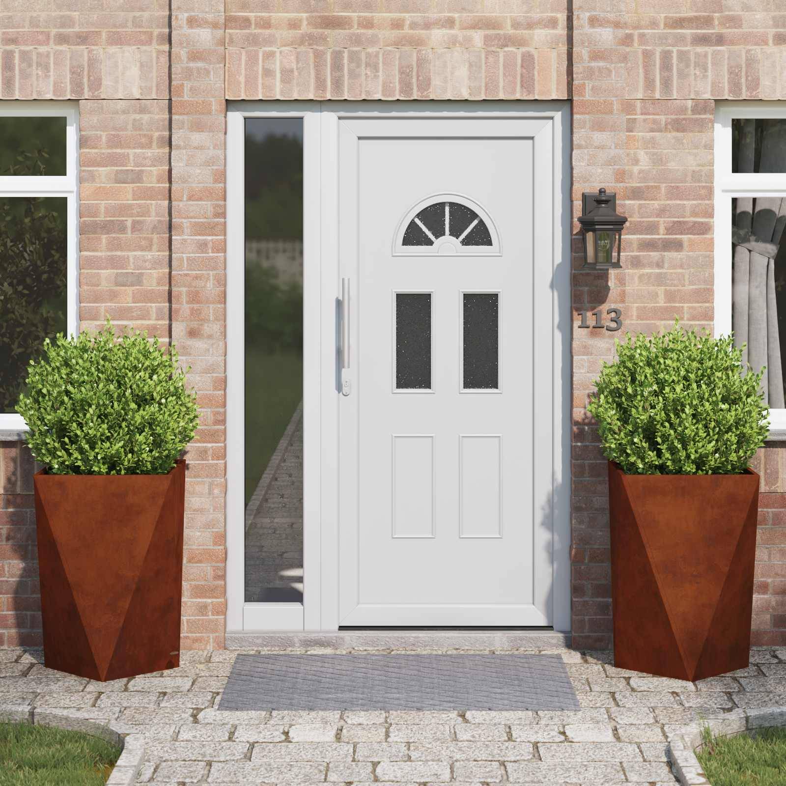 Eine weiße Haustür mit dekorativen Fenstern ist zwischen zwei rechteckigen Fenstern zentriert. Zwei große Topfpflanzen flankieren den Eingang.