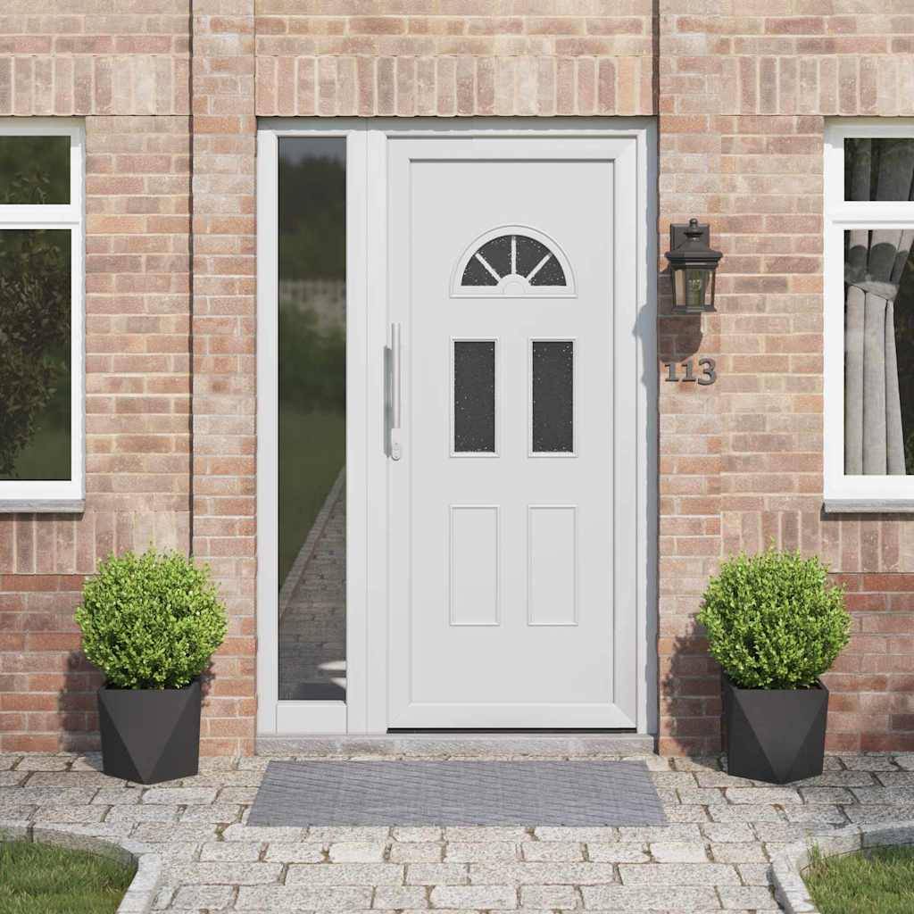 Eine weiße Haustür mit einem kleinen Bogenfenster und zwei vertikalen Scheiben ist in ein Backsteinhaus eingelassen. Zwei Topfpflanzen flankieren den Eingang.