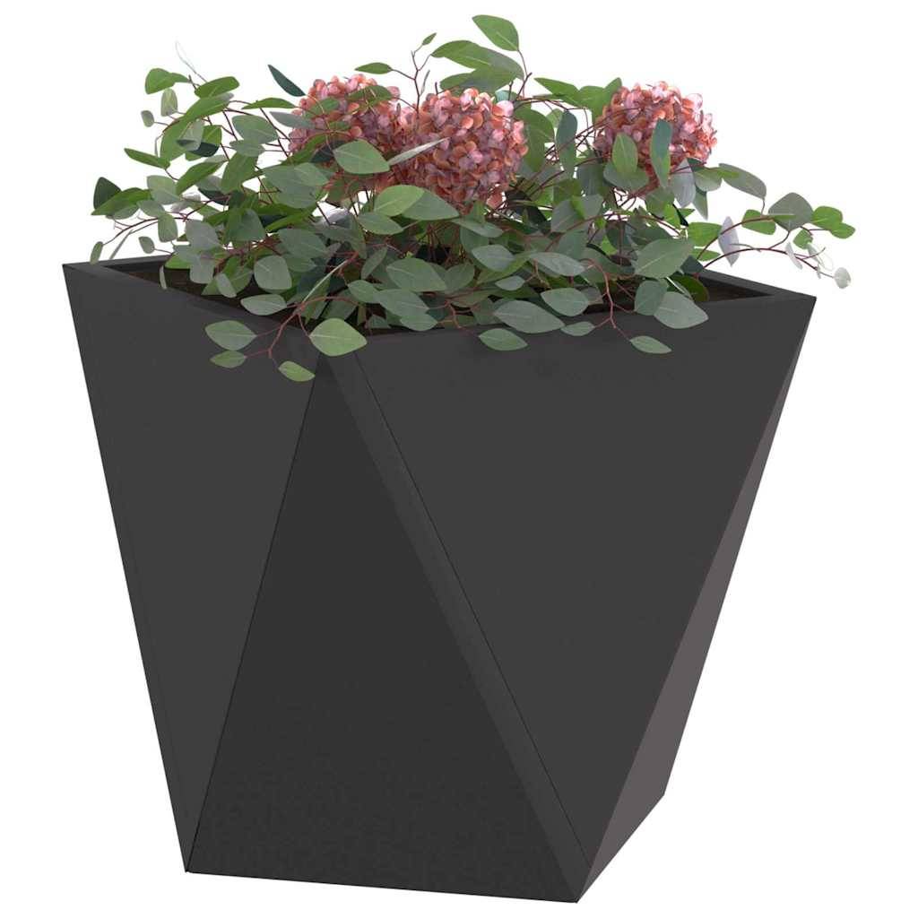 Ein moderner, geometrischer schwarzer Pflanzentopf beherbergt eine üppige Anordnung von grünen Blättern und rosa Blüten.