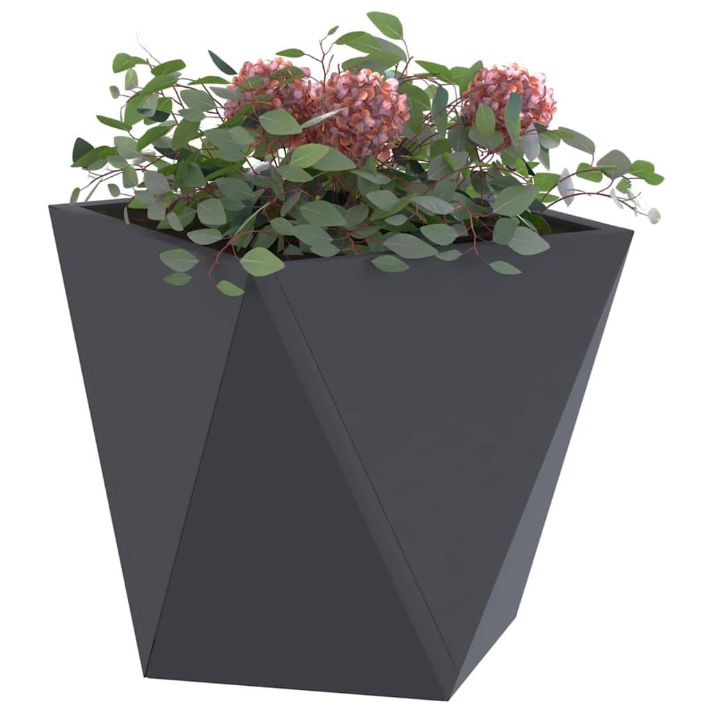Ein schwarzer geometrischer Pflanzentopf enthält eine üppige Anordnung von grünen Blättern und rosa Blüten und verleiht dem Raum einen modernen Touch.