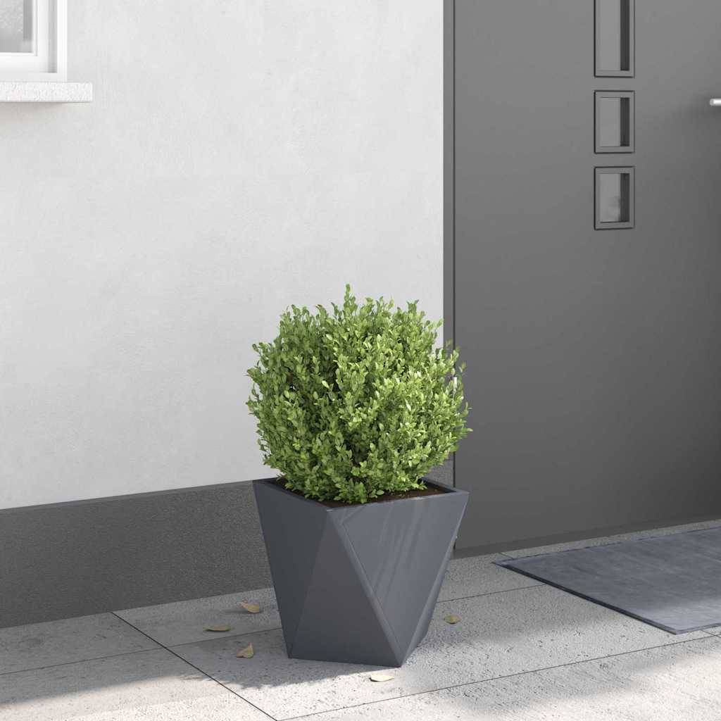 Ein moderner, eckiger Pflanzkübel mit einem üppigen grünen Strauch steht auf einer Terrasse neben einer grauen Tür mit horizontalen rechteckigen Fenstern.