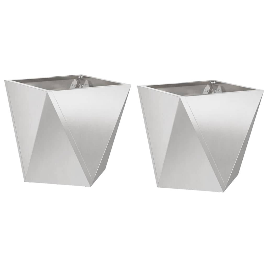 Zwei Metallpflanzer mit geometrischen Designs werden nebeneinander vor einem schlichten Hintergrund gezeigt, die eckige, moderne Formen aufweisen.