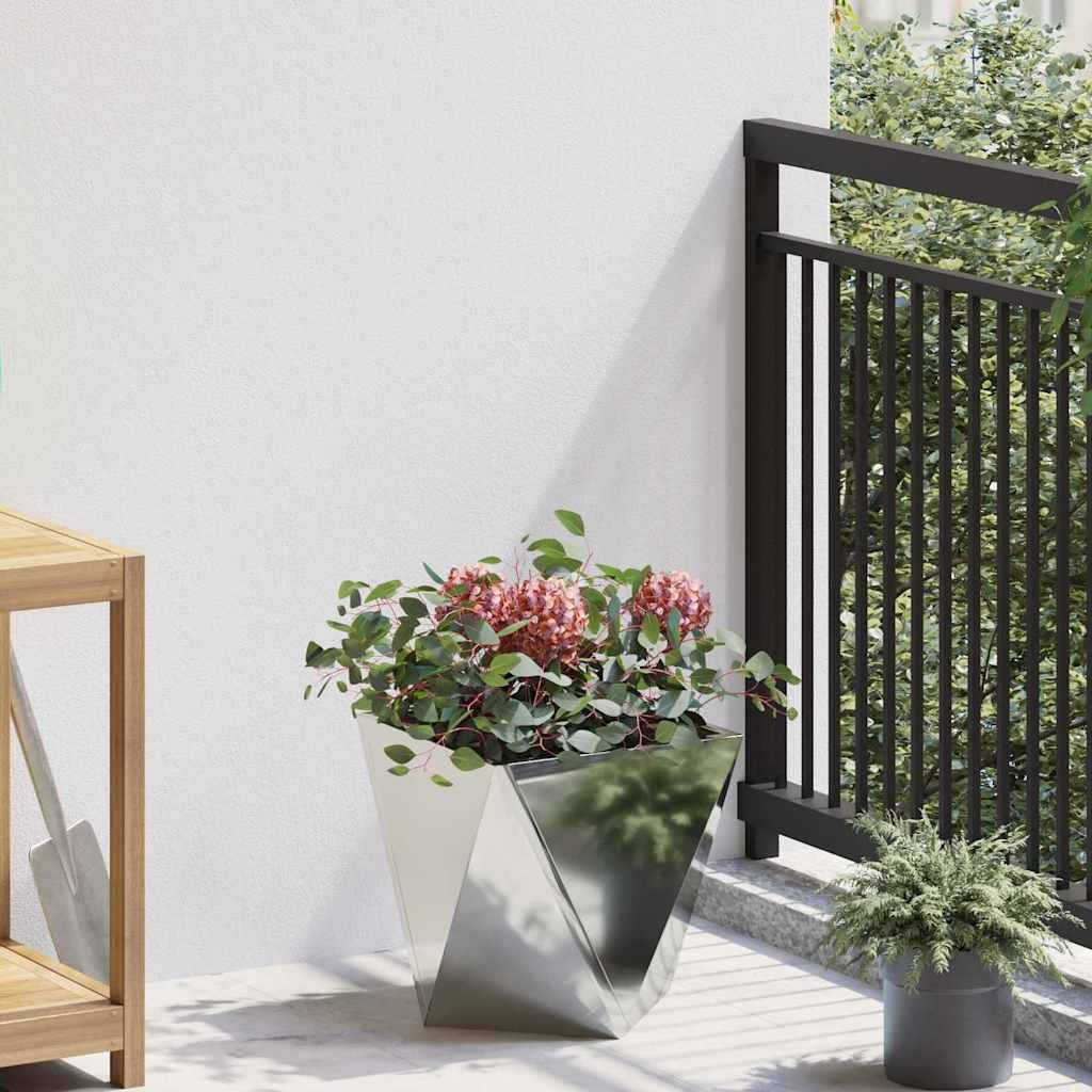 Ein moderner Balkon mit einem eleganten schwarzen Geländer, der einen geometrischen Pflanzenbehälter mit lebendigen rosa Blumen und grünem Blattwerk enthält, neben einem Holzregal.