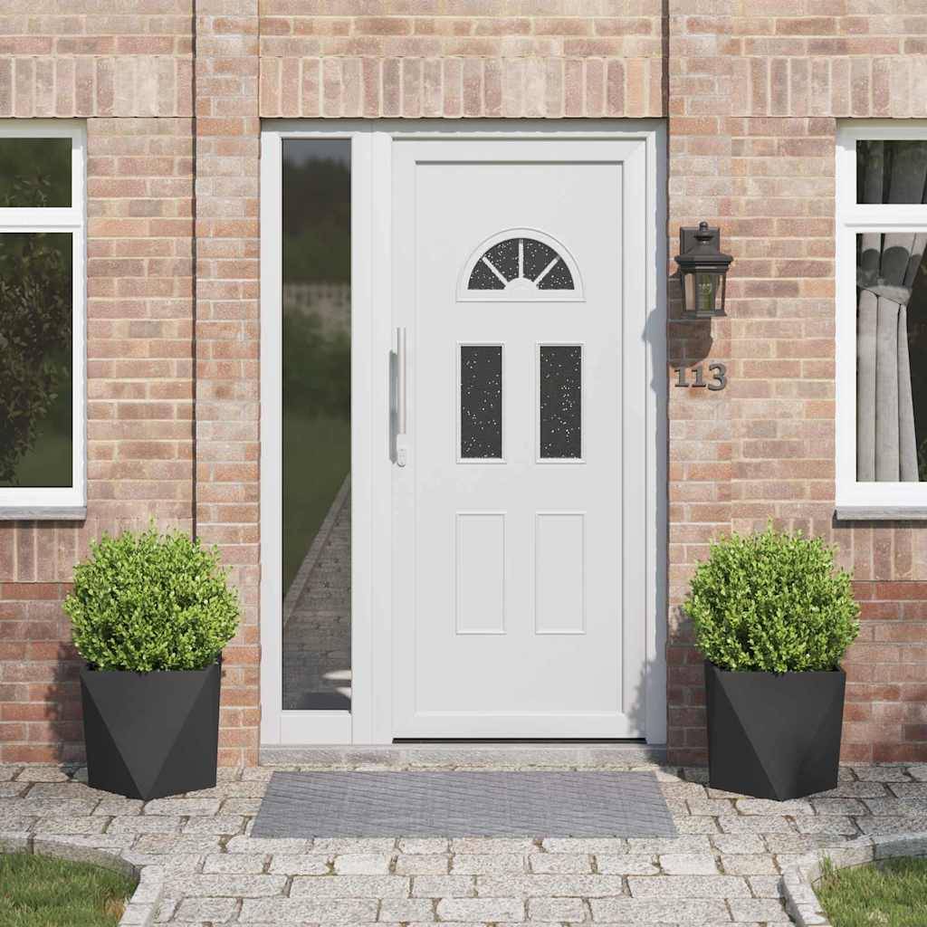 Weiße Haustür mit drei kleinen Fenstern und einem Bogenfenster darüber, flankiert von zwei großen rechteckigen Fenstern. Zwei Kübelpflanzen stehen auf beiden Seiten.
