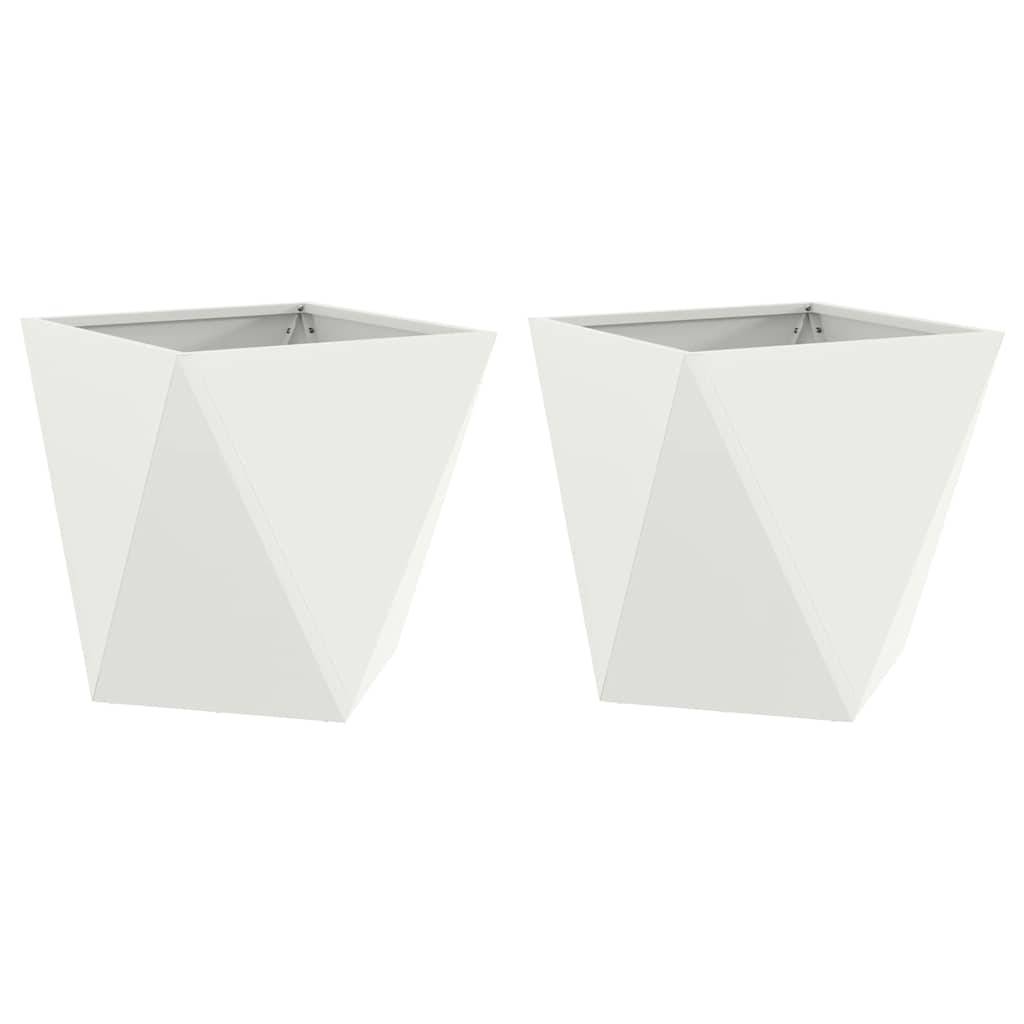 Zwei moderne, weiße, geometrische Pflanzgefäße mit facettierten Oberflächen, nebeneinander platziert, geeignet für den Innen- und Außenbereich.