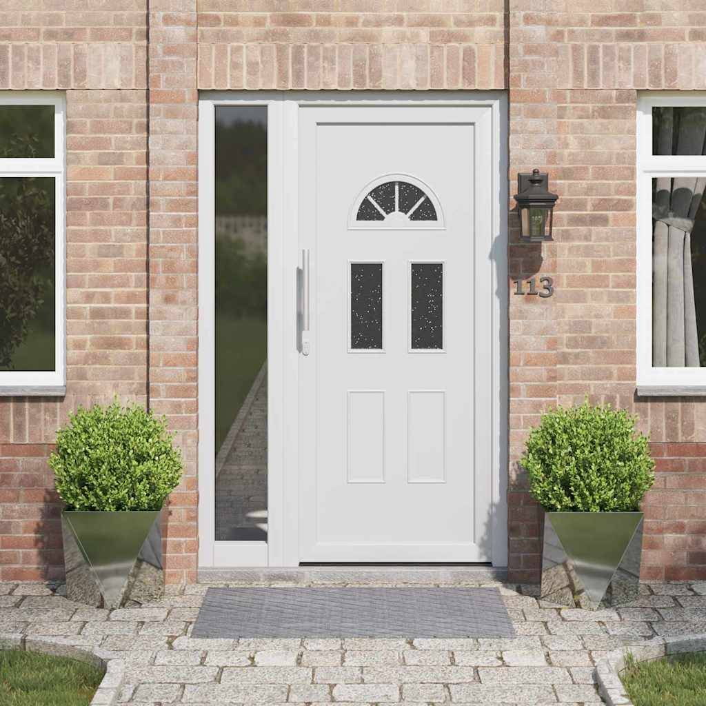 Rotes Backsteinhaus-Vorderseite mit einer weißen Tür, die drei vertikale Glasfelder und ein halbkreisförmiges Fenster darüber aufweist. Zwei Fenster und Topfpflanzen flankieren die Tür. Hausnummer '113' ist sichtbar.