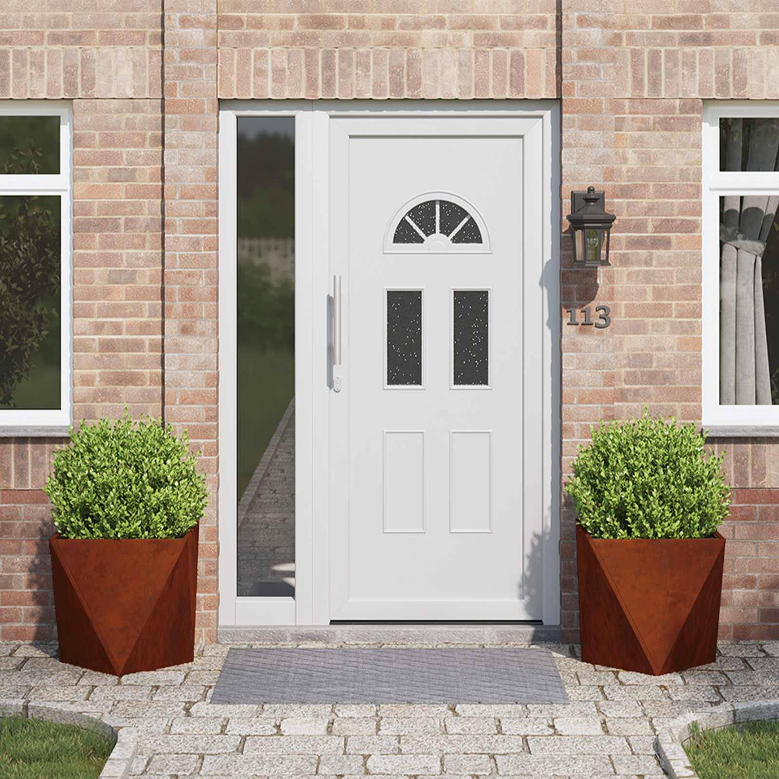 Eine weiße Haustür mit zwei Glaspaneelen, flankiert von zwei Fenstern und großen Topfpflanzen, in einer Backsteinmauer.