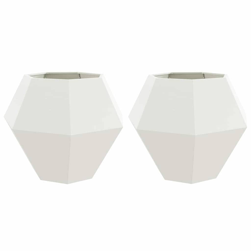 Zwei weiße geometrische Pflanzkübel mit facettiertem Design, nebeneinander vor einem schlichten Hintergrund.