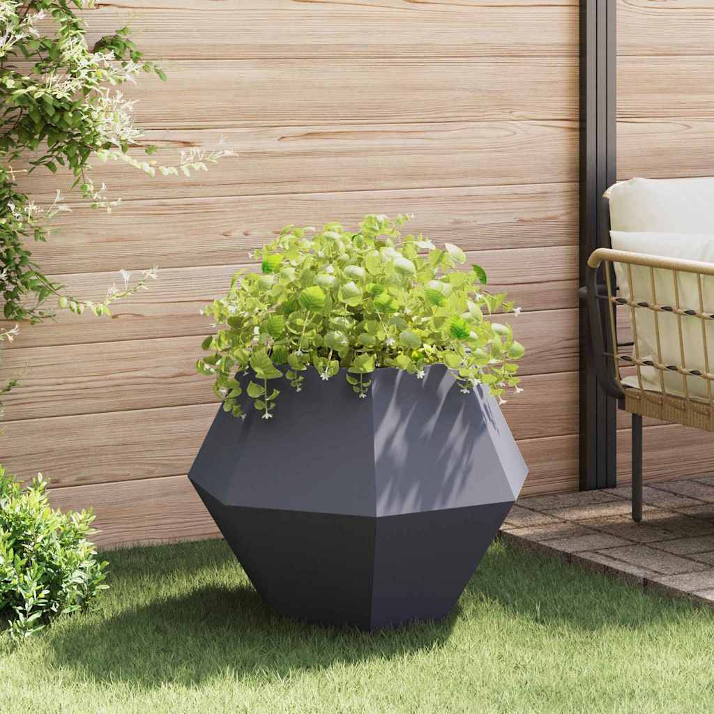 Ein großer geometrischer Pflanzkübel mit üppigem grünem Laub steht auf einem Grasstück, das von einem Holzzaun begrenzt wird. Natürliches Sonnenlicht beleuchtet die Szene.