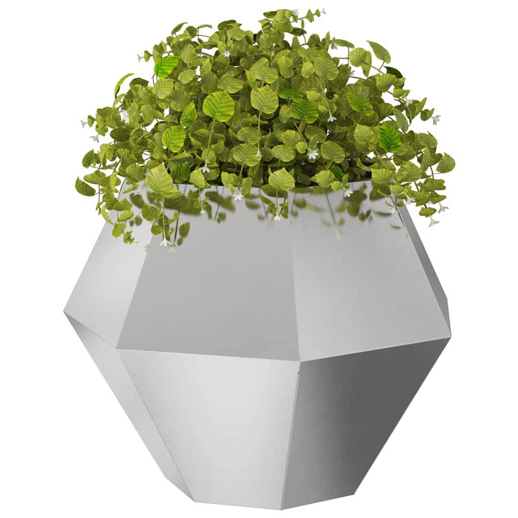 Ein geometrischer, grauer, facettierter Blumentopf beherbergt eine üppige Pflanze mit runden, grünen Blättern.