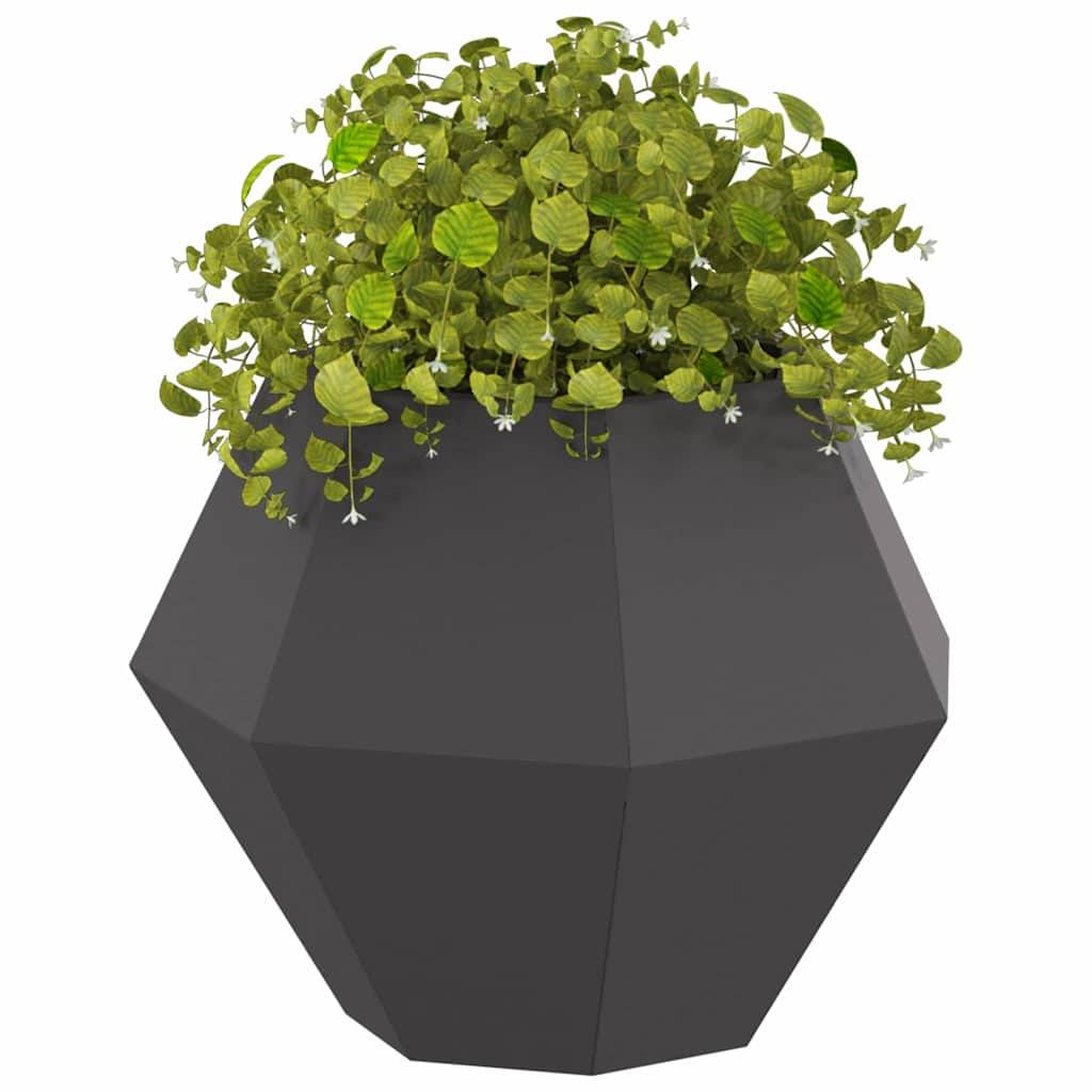 Ein geometrischer schwarzer Pflanzentopf beherbergt eine üppig wachsende grüne Pflanze mit Blättern, die einen Kontrast zwischen dem eckigen Gefäß und dem herabhängenden Blattwerk schaffen.