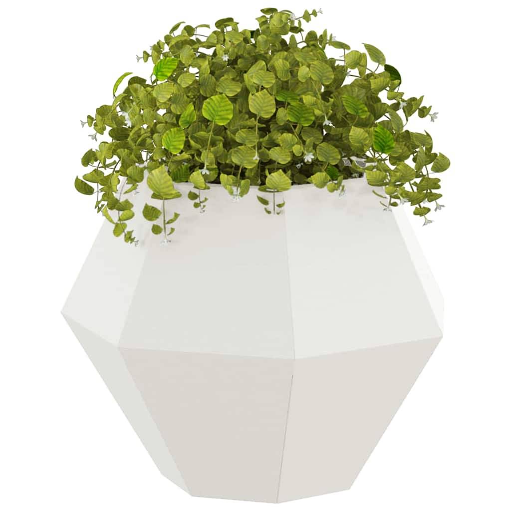Ein weißer geometrischer Pflanzenbehälter mit üppigem grünem Blattwerk, das über die Seiten hinausragt und moderne Indoor-Pflanzendekoration präsentiert.