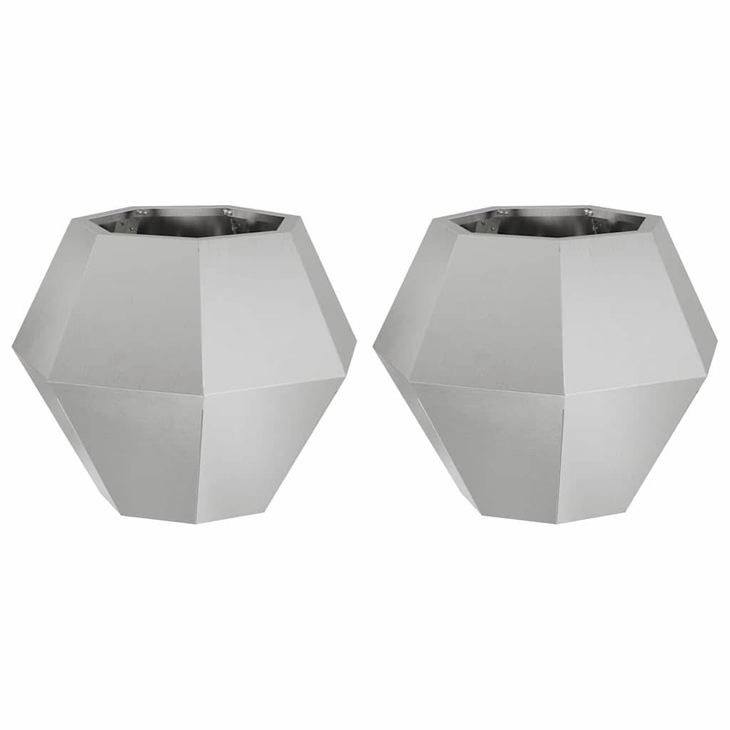 Zwei geometrische, silberne Pflanzgefäße mit Facettenschliff, nebeneinander auf einem weißen Hintergrund platziert.