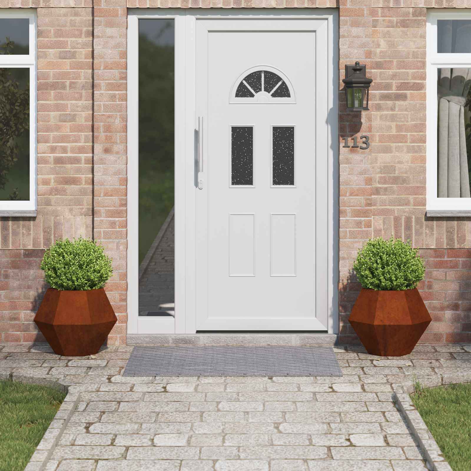 Eine weiße Haustür mit einem Halbkreisfenster oben, flankiert von Backsteinwänden und zwei Topfpflanzen, führt zu einem hell erleuchteten Innenhallway.