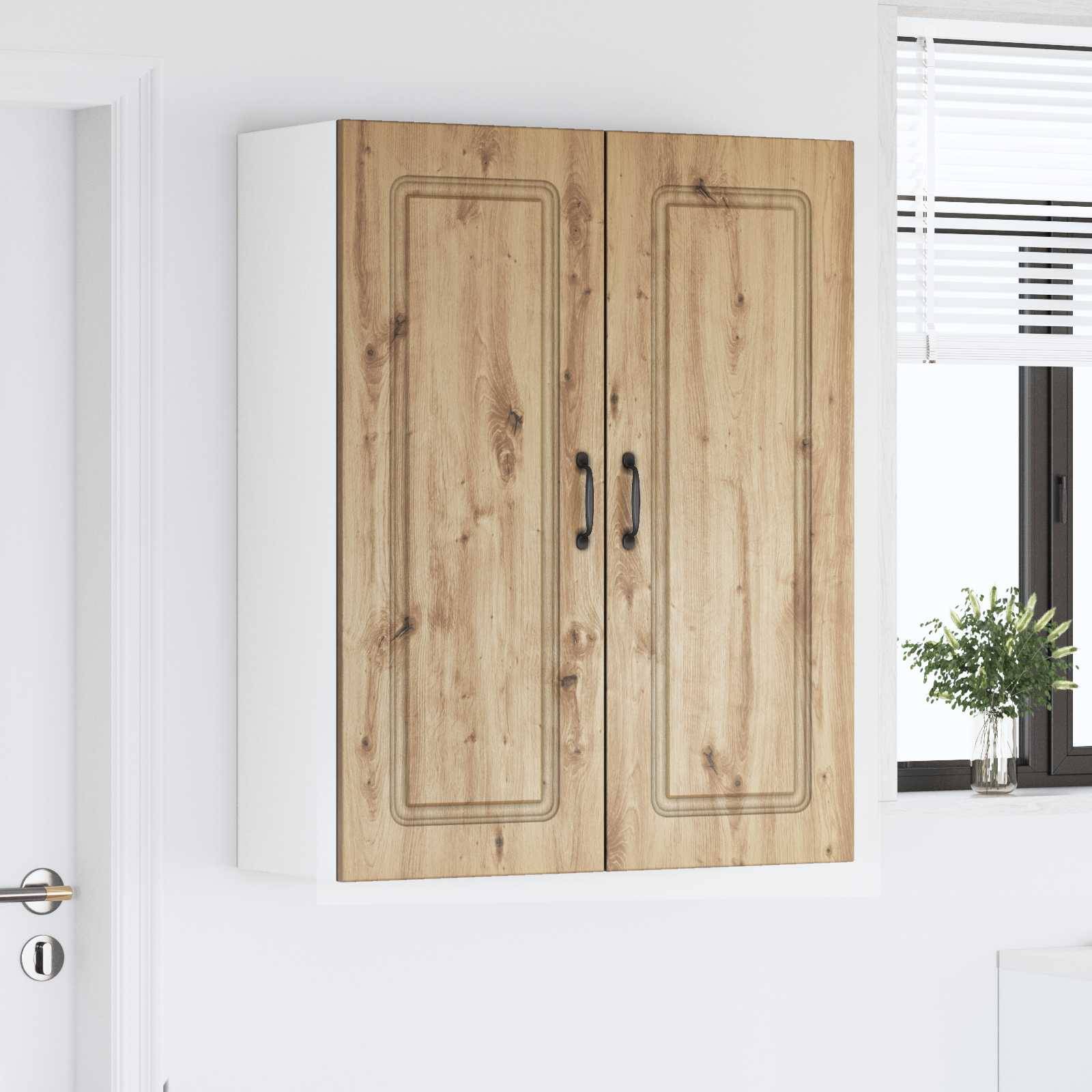 Holzschrank mit zwei Türen und schwarzen Griffen, der an einer weißen Wand neben einem Fenster mit Jalousien und einer kleinen Pflanze montiert ist.