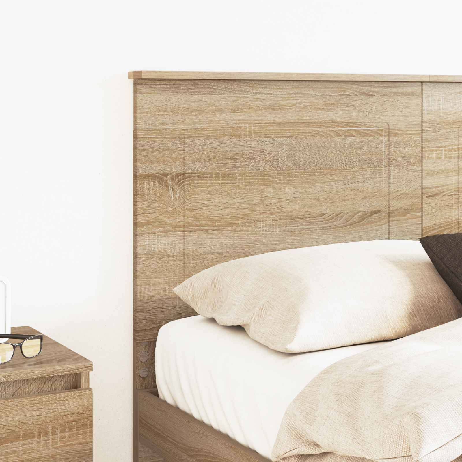 Ein ordentlich gemachtes Bett mit hölzernem Kopfteil und beigen Bettwaren in einer minimalistischen Schlafzimmereinrichtung.