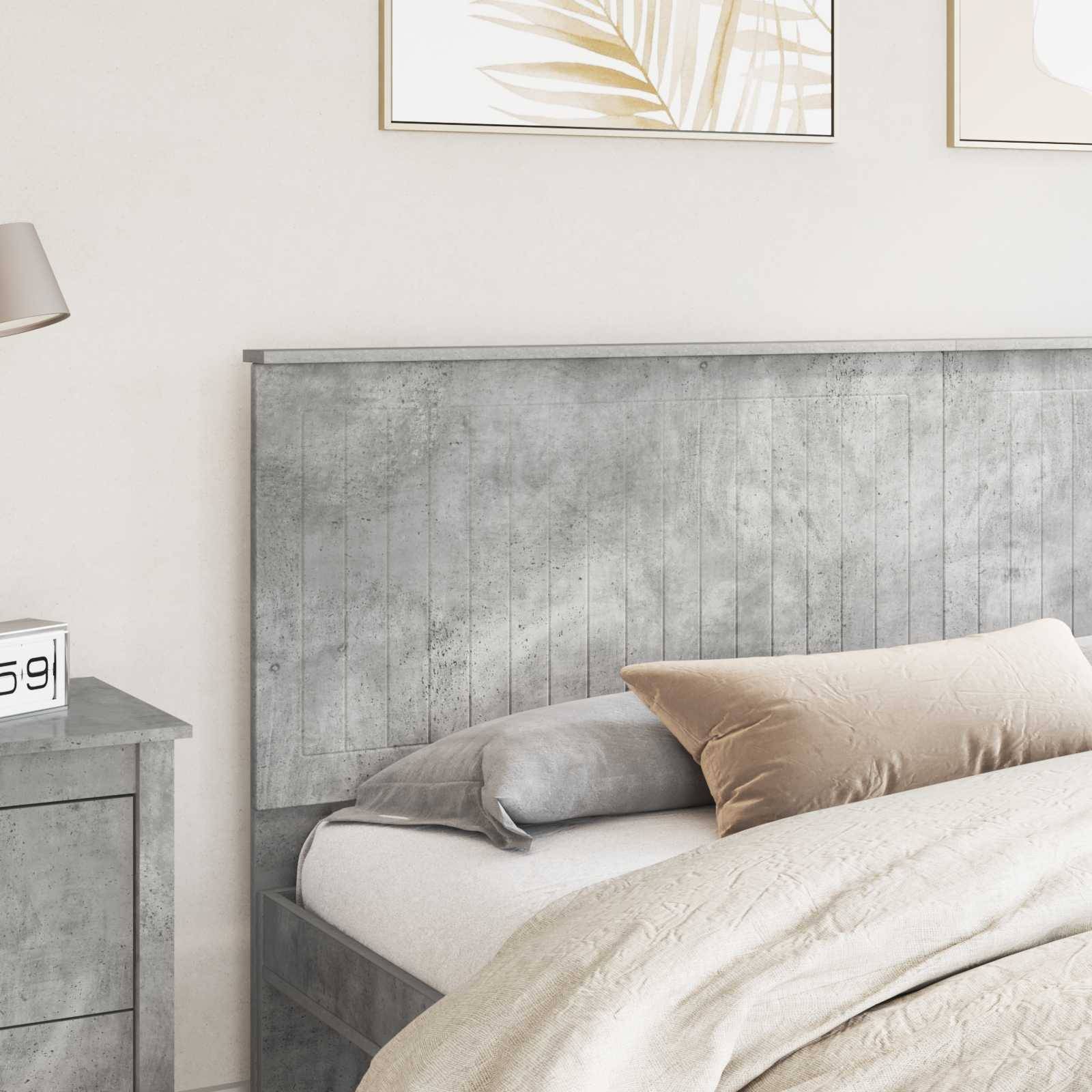 Ein modernes Schlafzimmer mit einem grauen Holzbett, beigen Kissen und einem Nachttisch, auf dem eine Uhr 