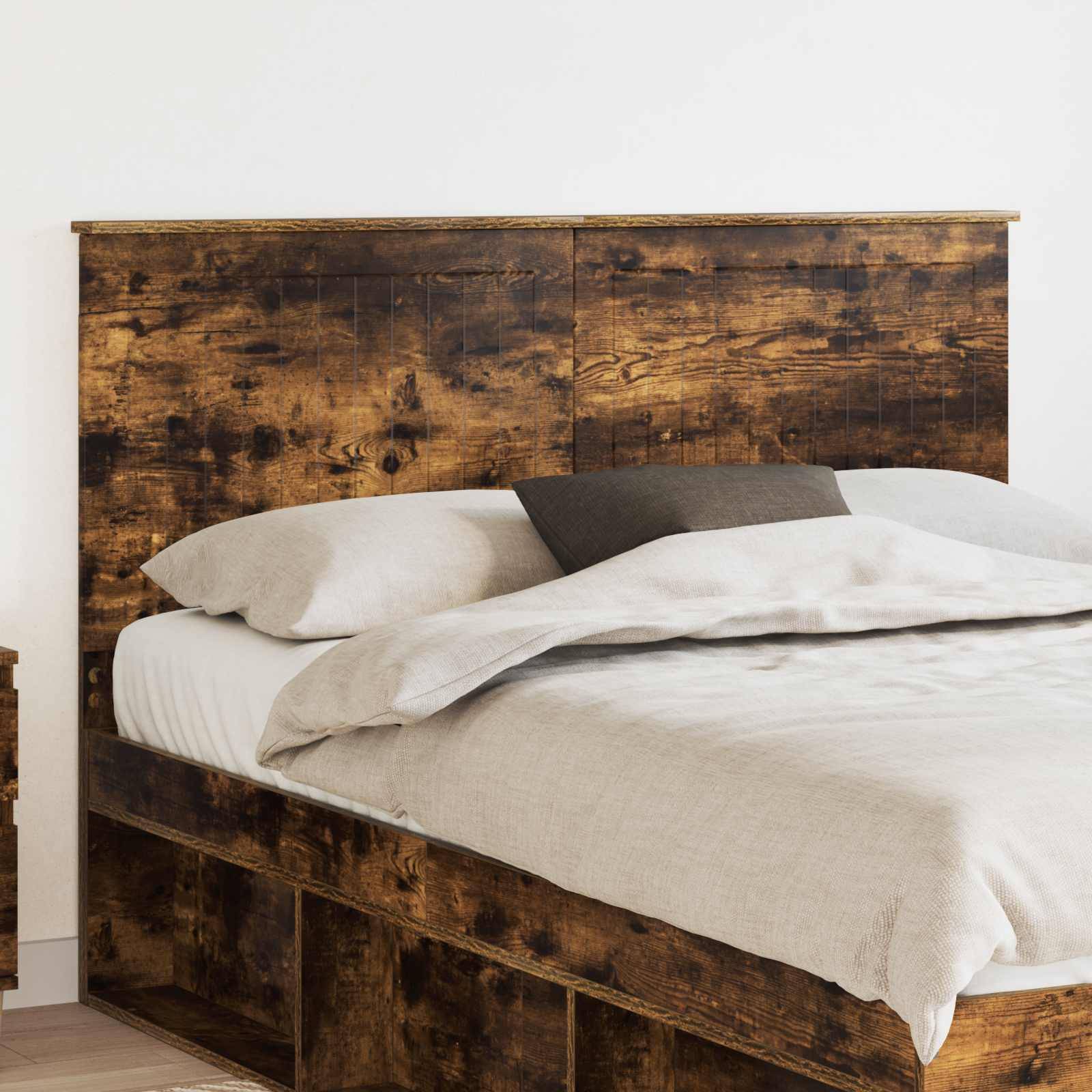 Ein rustikales Holzbett mit hohem Kopfteil, beigefarbener Bettwäsche und einem dunkelbraun gefärbten Kissen, eingebettet in einen gemütlichen, minimalistischen Schlafzimmerraum.