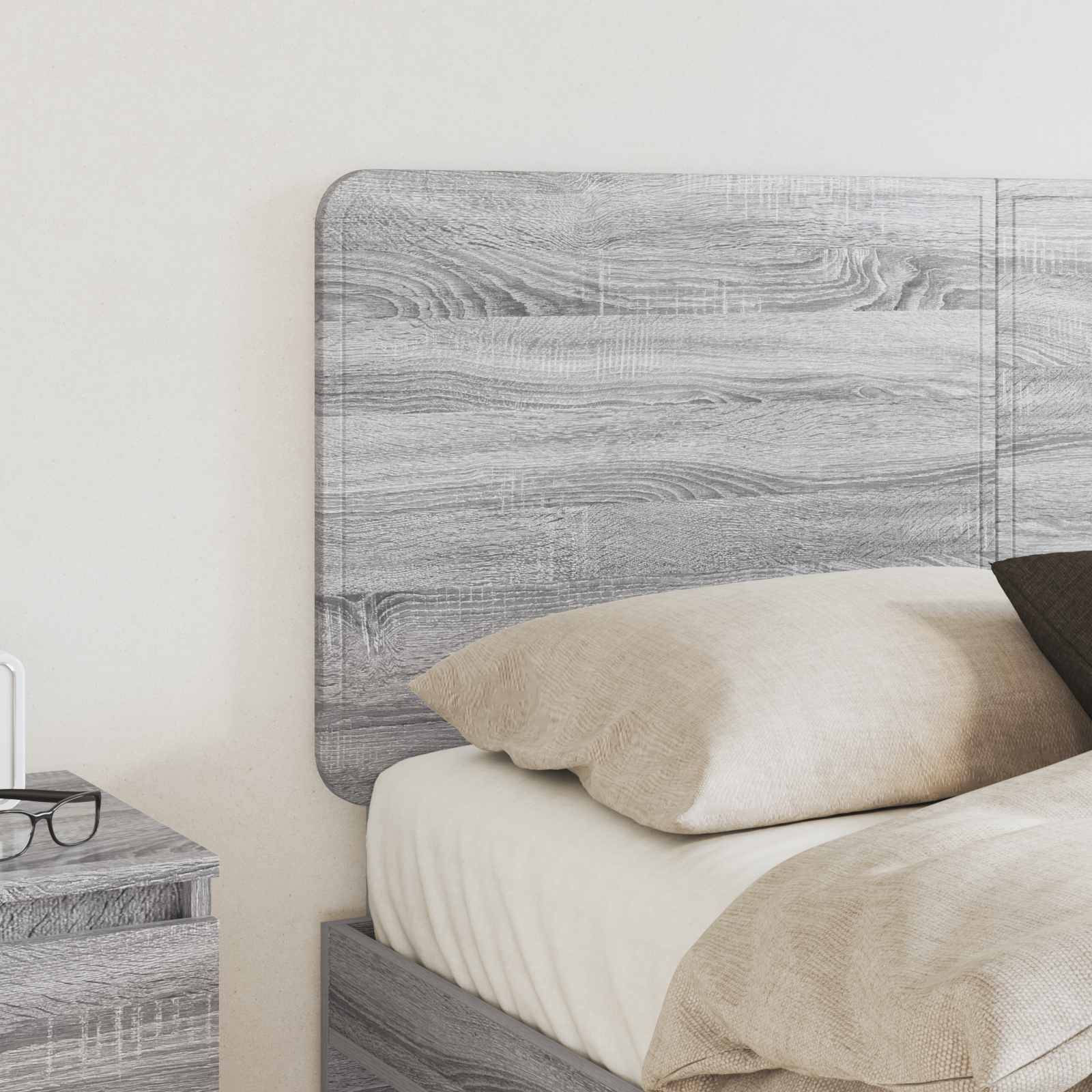 Ein ordentlich gemachtes Bett mit einem hell gebeiztem Holzkopfteil und passendem Nachttisch in einer modernen, minimalistischen Schlafzimmereinrichtung.