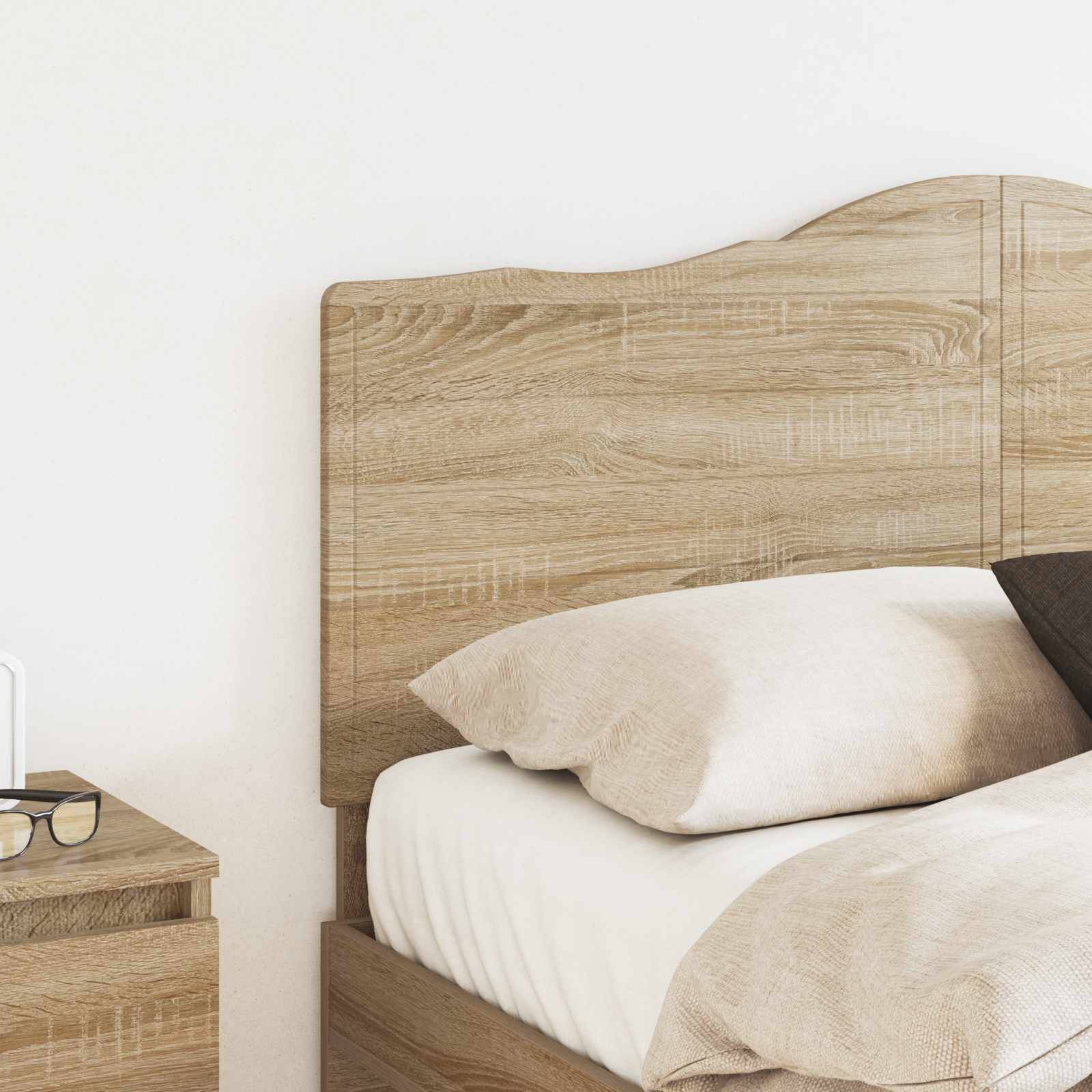 Ein ordentlich gemachtes Bett mit beigefarbener Bettwäsche, einem hellen Holzkopfteil und einem passenden hölzernen Nachttisch, das eine minimalistische Schlafzimmereinrichtung schafft.