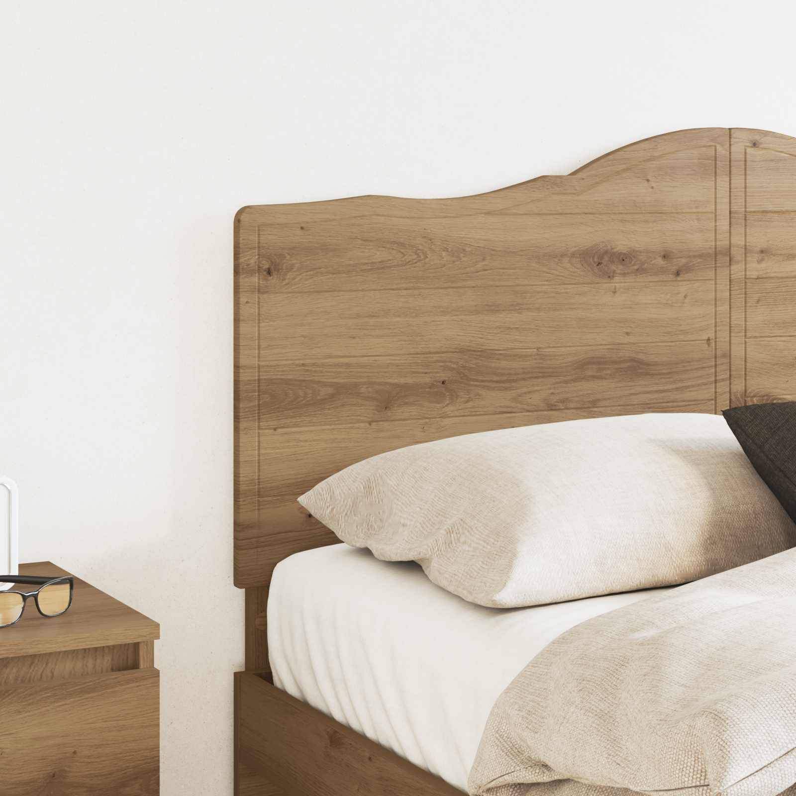 Ein ordentlich gemachtes Bett mit hölzernem Kopfteil und taupefarbener Bettwäsche steht neben einem Holznachttisch in einem hellen, minimalistischen Schlafzimmer.