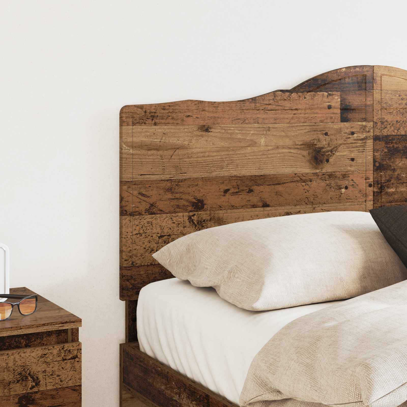Ein rustikales Holzbett mit einer hellbeigen Decke und Kissen, eingerichtet in einem minimalistischen Schlafzimmer mit passendem hölzernen Nachttisch.