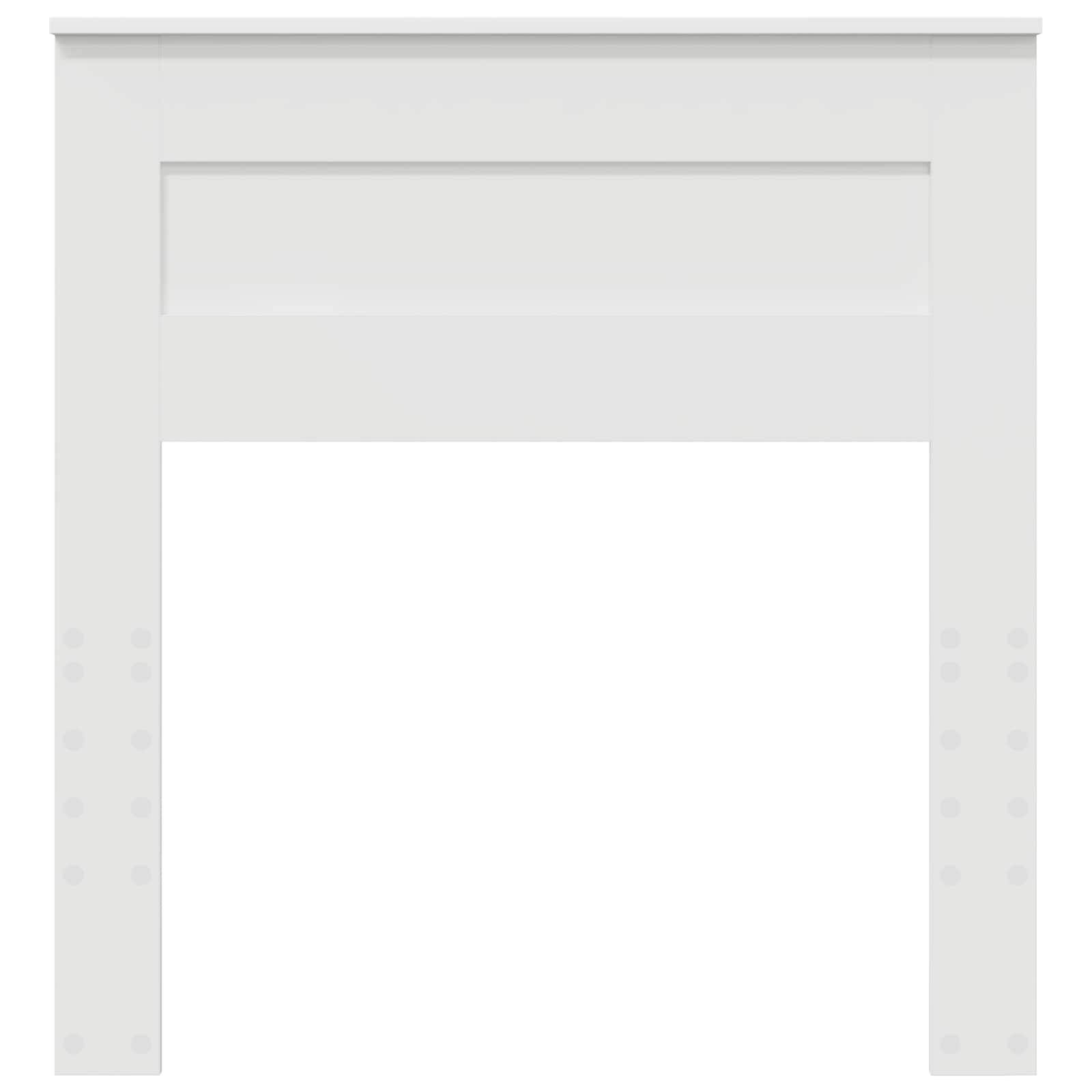 Ein einfaches weißes Kaminsims mit minimalistischem Design, das eine rechteckige Öffnung und subtile dekorative Elemente aufweist.