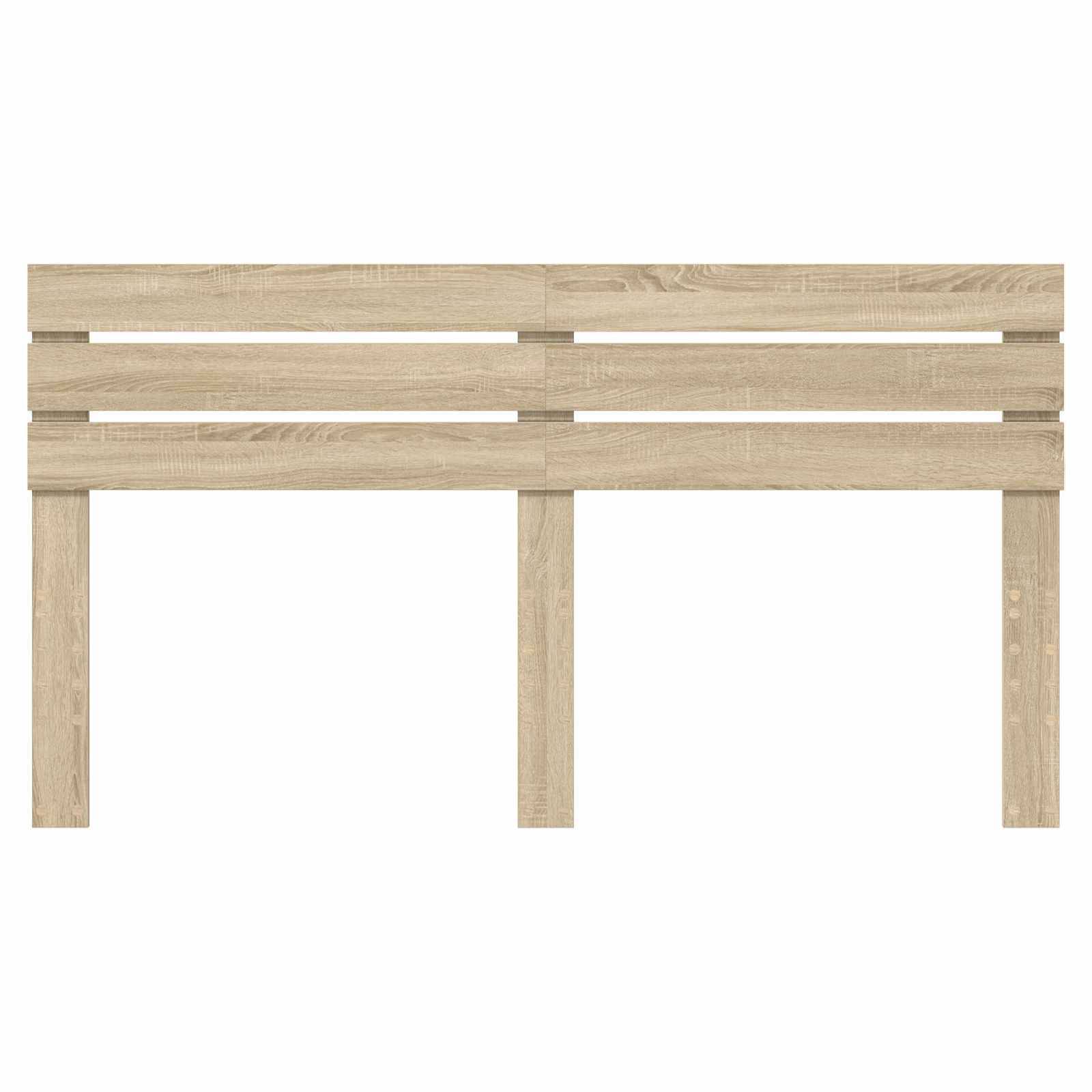 Ein ordentlich gemachtes Bett mit weißen Kissen und einer gemusterten Bettdecke in einem hellen, minimalistischen Schlafzimmer. Weißes Kopfteil und Nachttisch sind sichtbar.