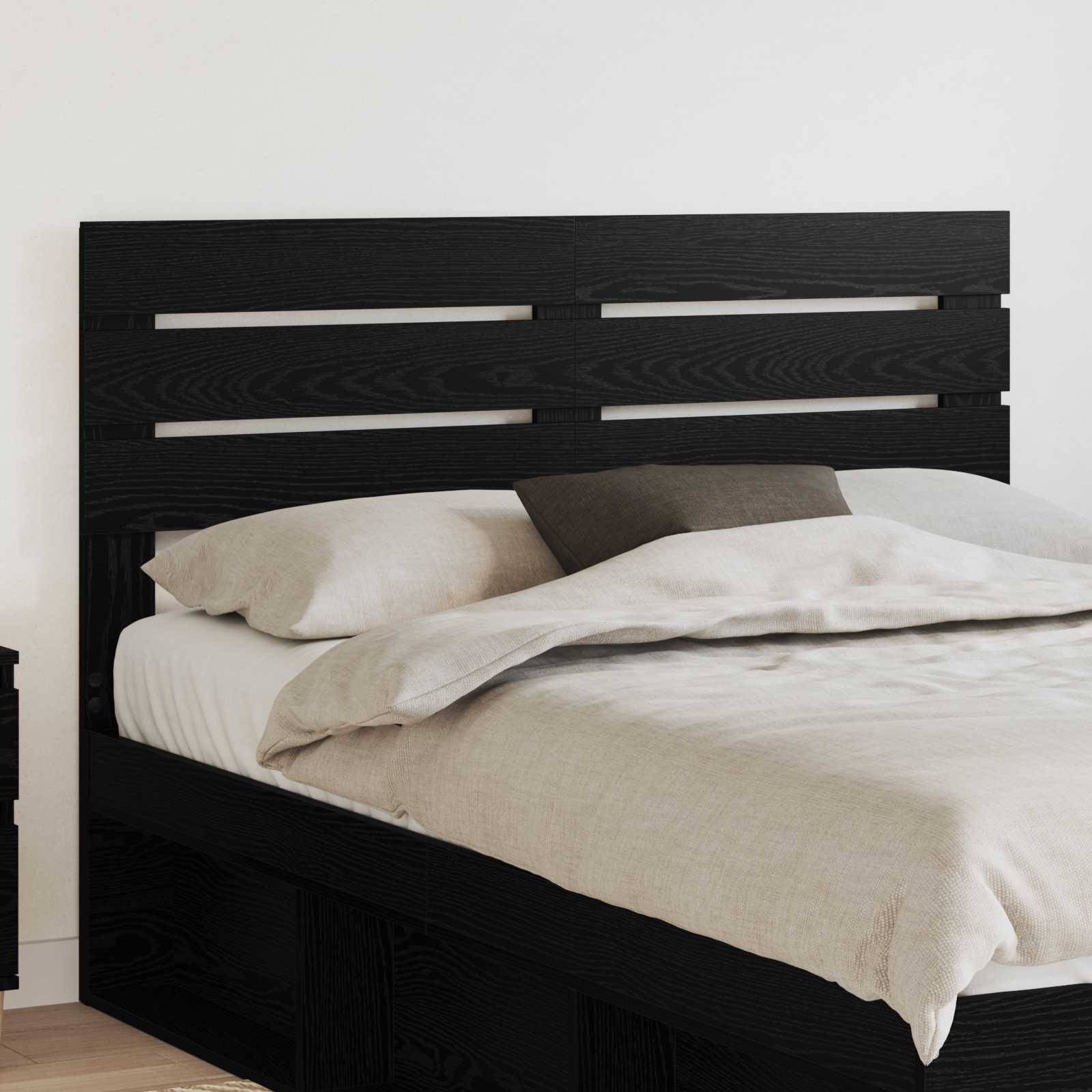 Ein ordentlich gemachtes Bett mit weißen Kissen und einer beige Tagesdecke, vor einem dunklen Holzkopfteil, neben einem passenden Nachttisch in einem minimalistischen Schlafzimmer.