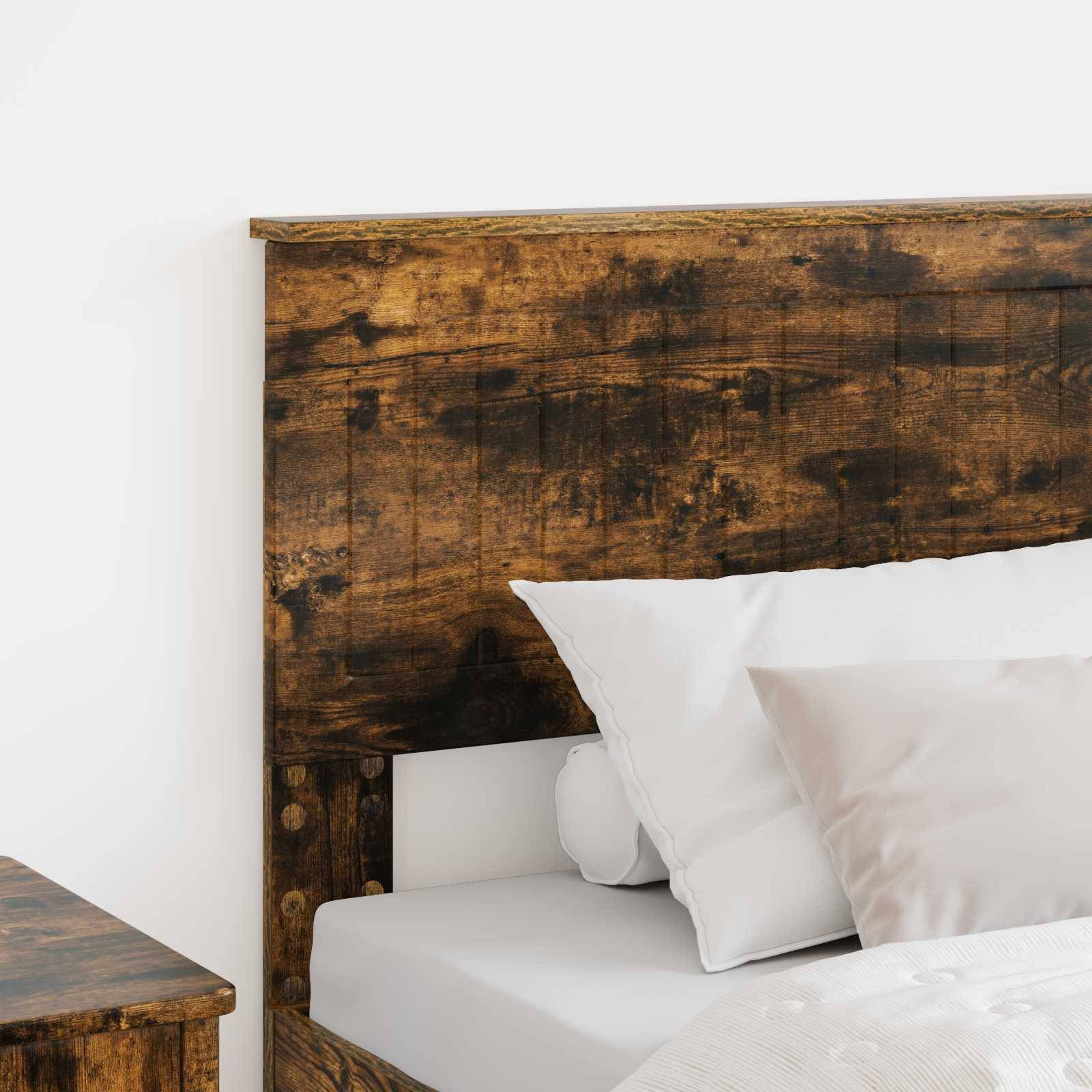 Ein rustikales Holzkopfteil und weiße Kissen auf einem ordentlich gemachten Bett, das eine gemütliche Schlafzimmeratmosphäre mit warmen, natürlichen Elementen vermittelt.