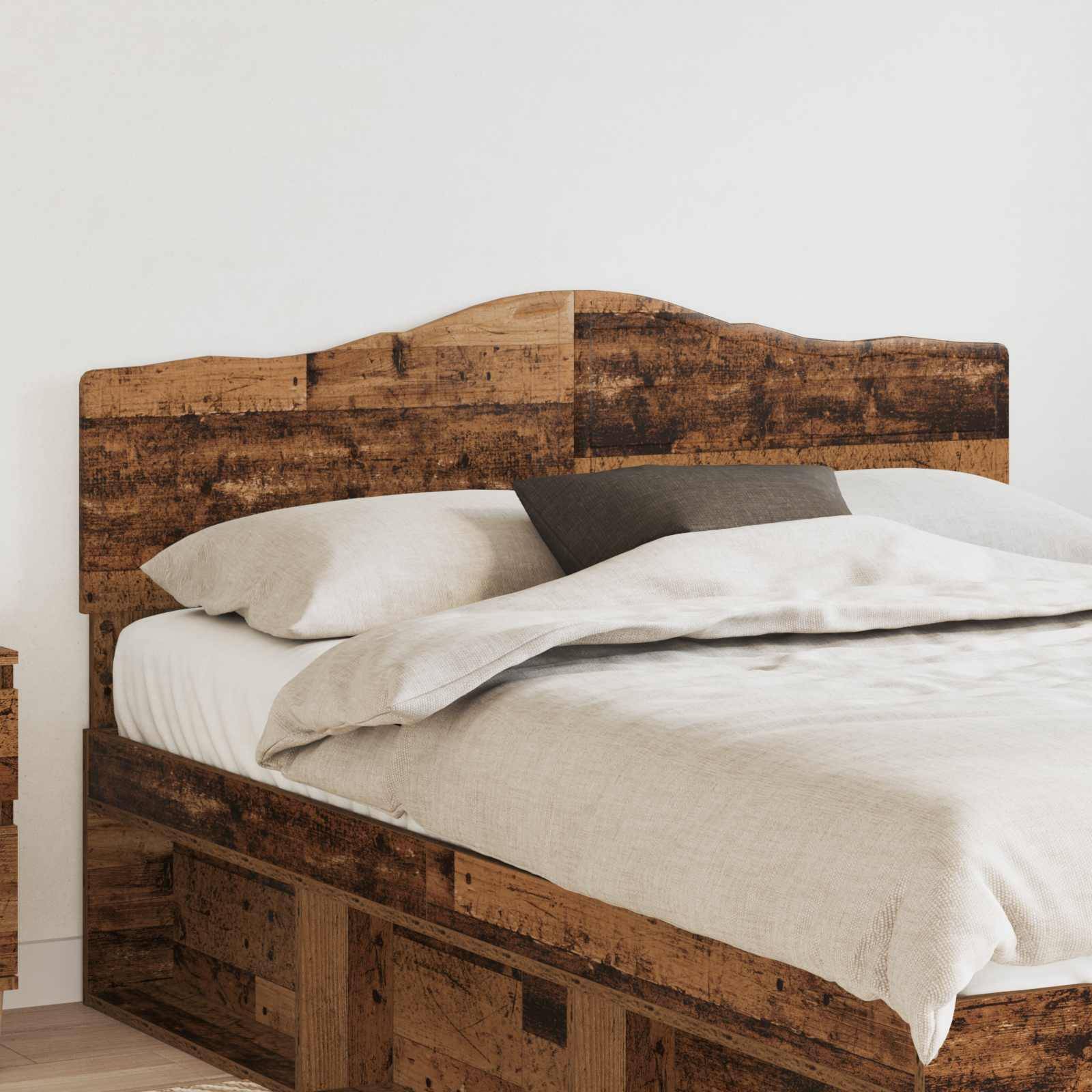 Ein rustikales Holzbett mit passendem Kopfteil und Schubladen darunter, bedeckt mit neutraler Bettwäsche, in einer minimalistischen Schlafzimmereinrichtung platziert.