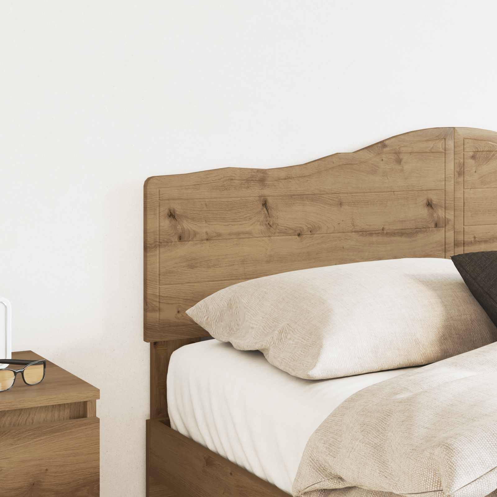 Ein Holzbett mit weißer und beigefarbener Bettwäsche, daneben ein passendes Nachttischchen mit einem Buch und einer Lampe, in einem hellen, minimal eingerichteten Zimmer.