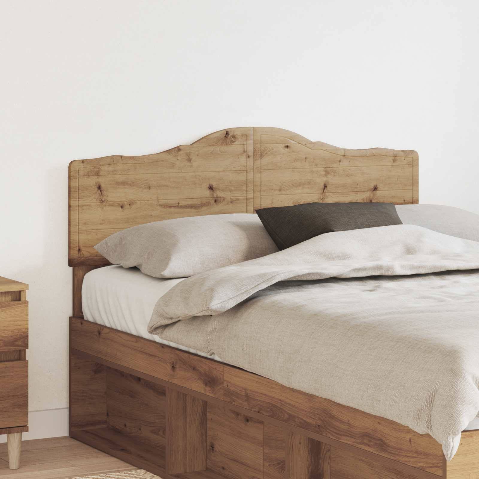 Ein Holzbett mit natürlicher Oberfläche, das ein stilvolles Kopfende und ordentlich arrangierte graue Bettwäsche aufweist, steht neben einem hölzernen Nachttisch.