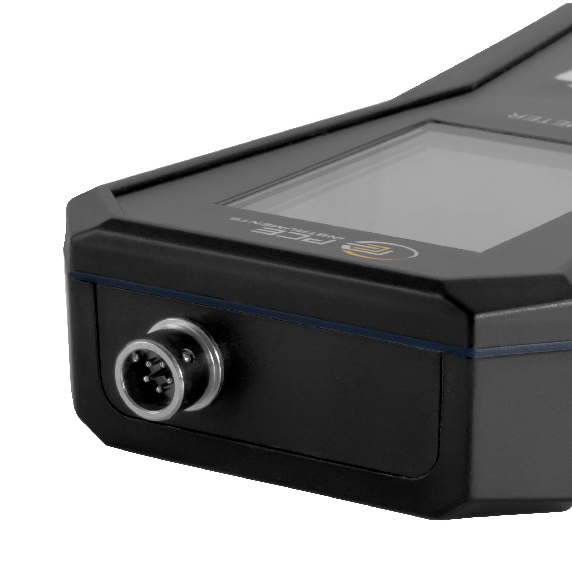 Eine Nahaufnahme eines schwarzen elektronischen Geräts mit einem Bildschirm und einem Steckverbinder an der Seite, das wahrscheinlich für technische Messungen verwendet wird.