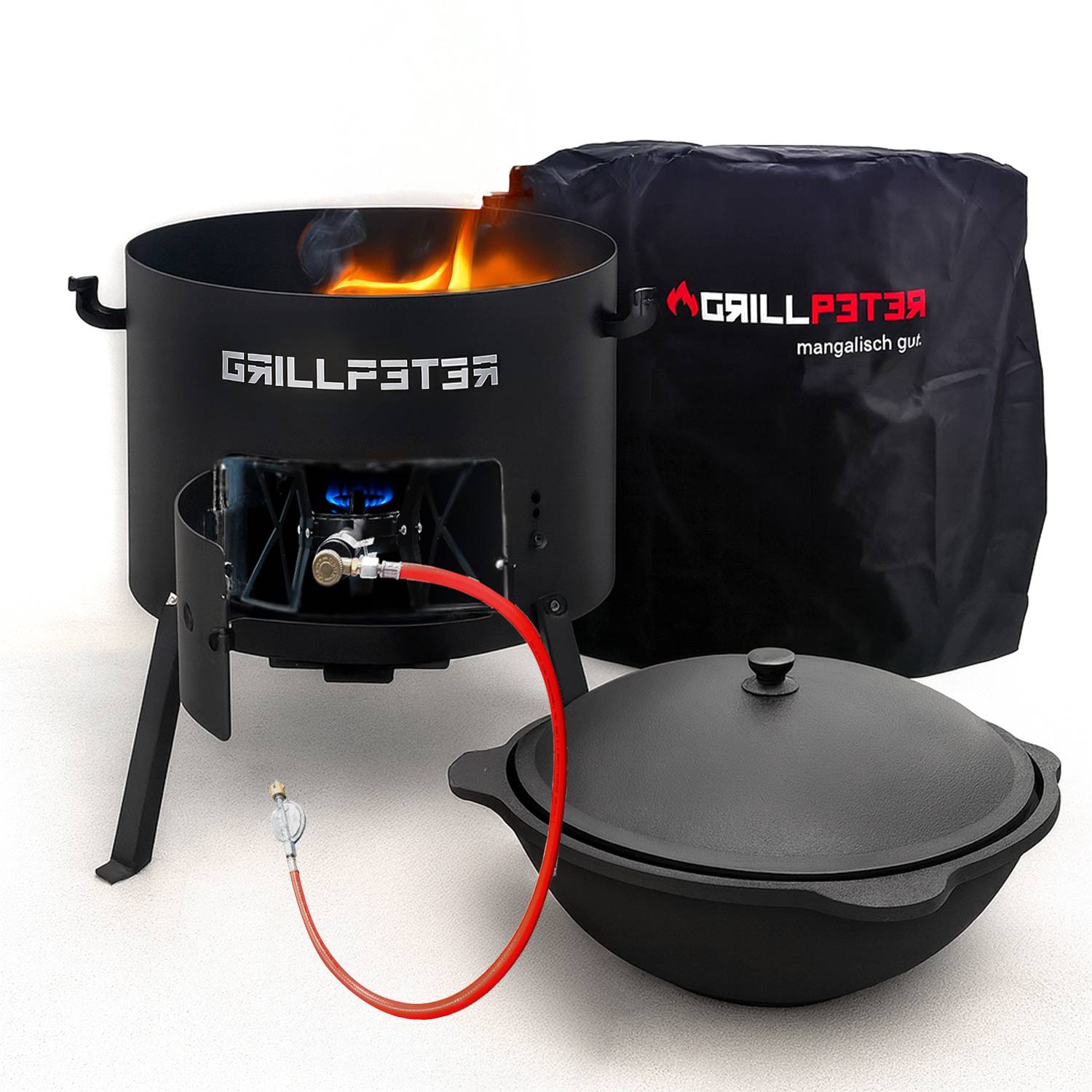 Grillaufbau mit einem runden, schwarzen Metallgrill, Deckel und Abdeckung. Der Grill zeigt Flammen im Inneren und einen roten Gasanschlusschlauch an der Basis.