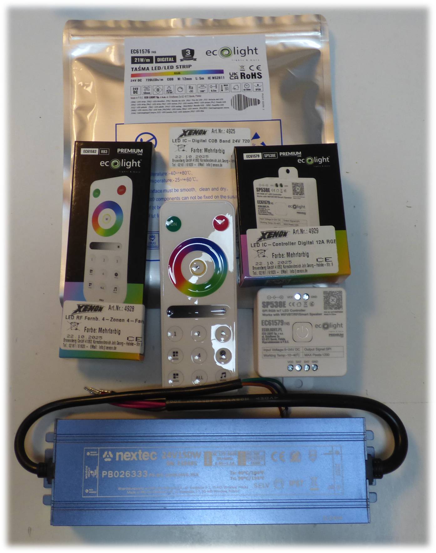 LED-Beleuchtungscontroller-Set mit Fernbedienung, Etiketten und Verkabelung. Verpackung zeigt Produktspezifikationen und Merkmale.