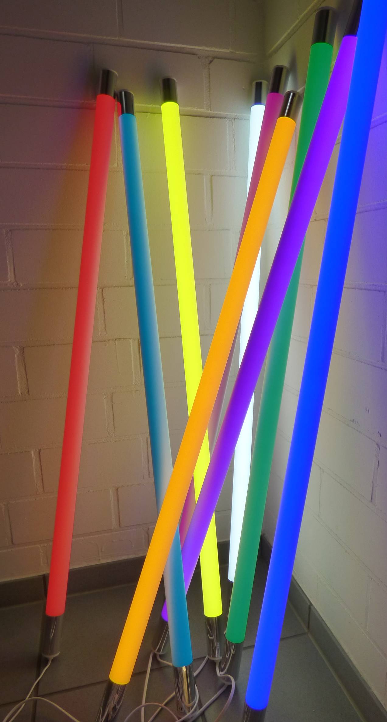 5425 LED VISION Röhre matt 123cm schwarze Kappe Acryl Klammer Orange