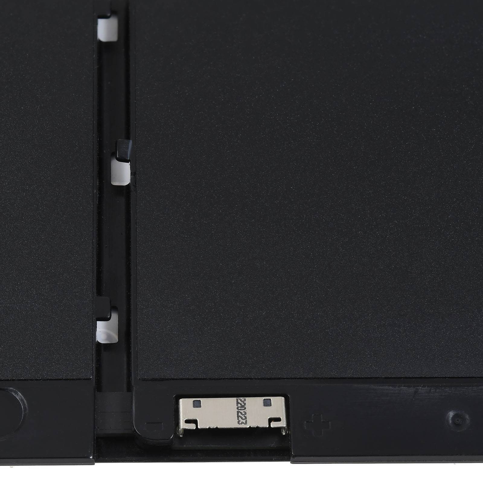 Nahaufnahme eines Laptop-Akkus, die den Anschluss und die Teilenummer '2023' zeigt.