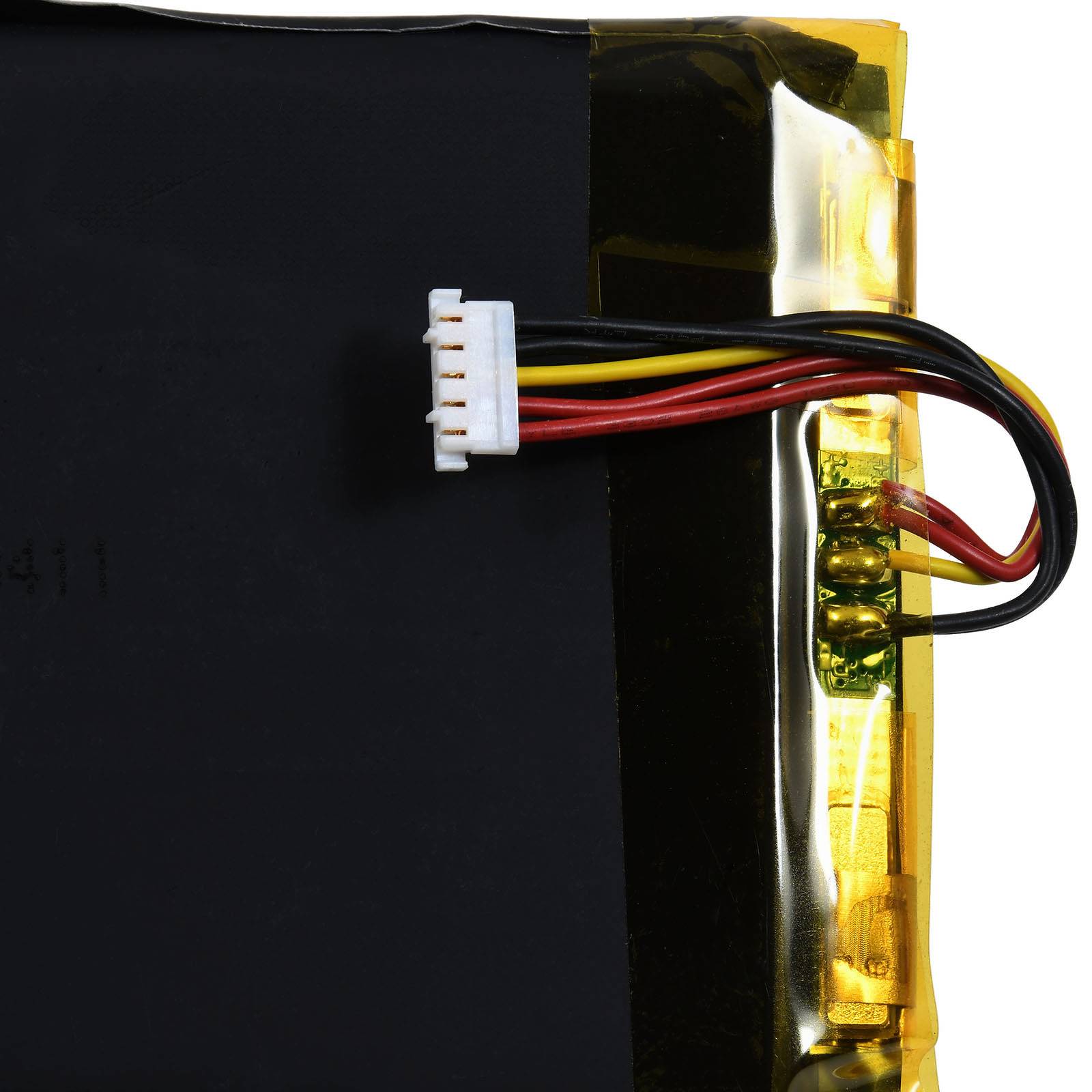 Eine rechteckige Lithium-Polymer-Batterie mit Kabeln, die aus einem weißen Anschluss in der oberen linken Ecke herausragen. Die Kabel sind rot, gelb und schwarz.