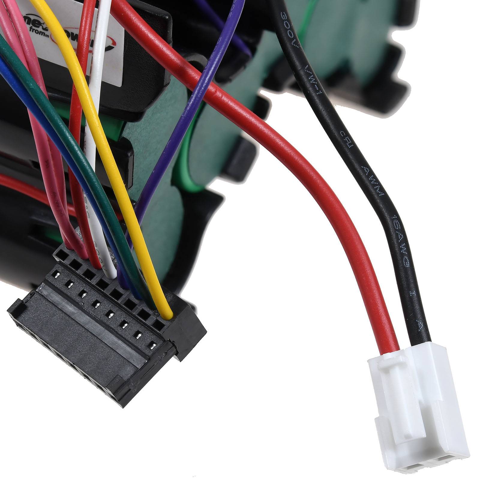 Eine Nahaufnahme verschiedenfarbiger Kabel, die an schwarzen elektronischen Anschlüssen befestigt sind, was auf einen Computer- oder elektrischen Hardwareaufbau hindeutet.