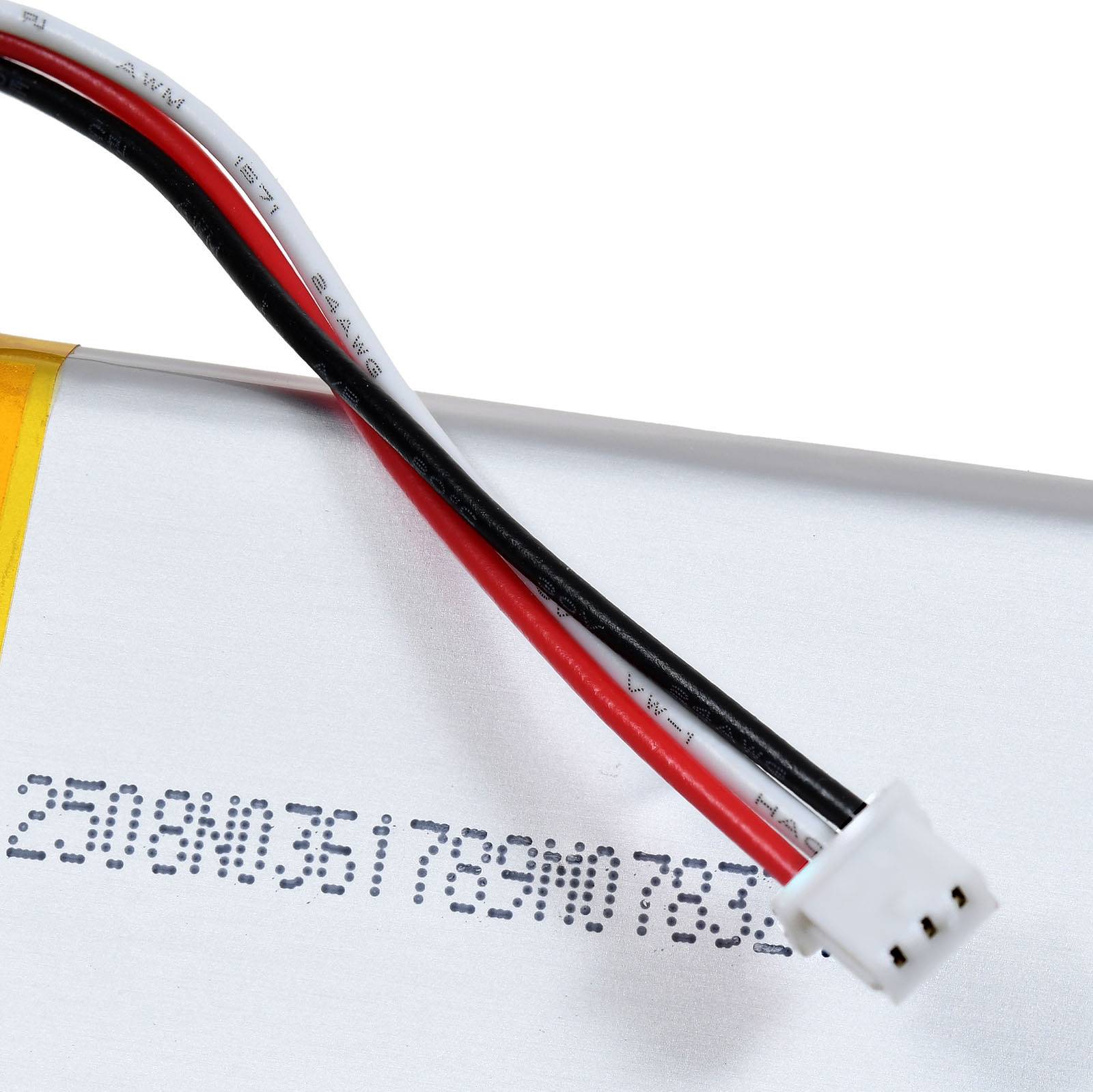 Nahaufnahme eines Batterieverbinders mit roten, schwarzen und weißen Kabeln. Das Batteriegehäuse zeigt einen Teil einer Seriennummer.