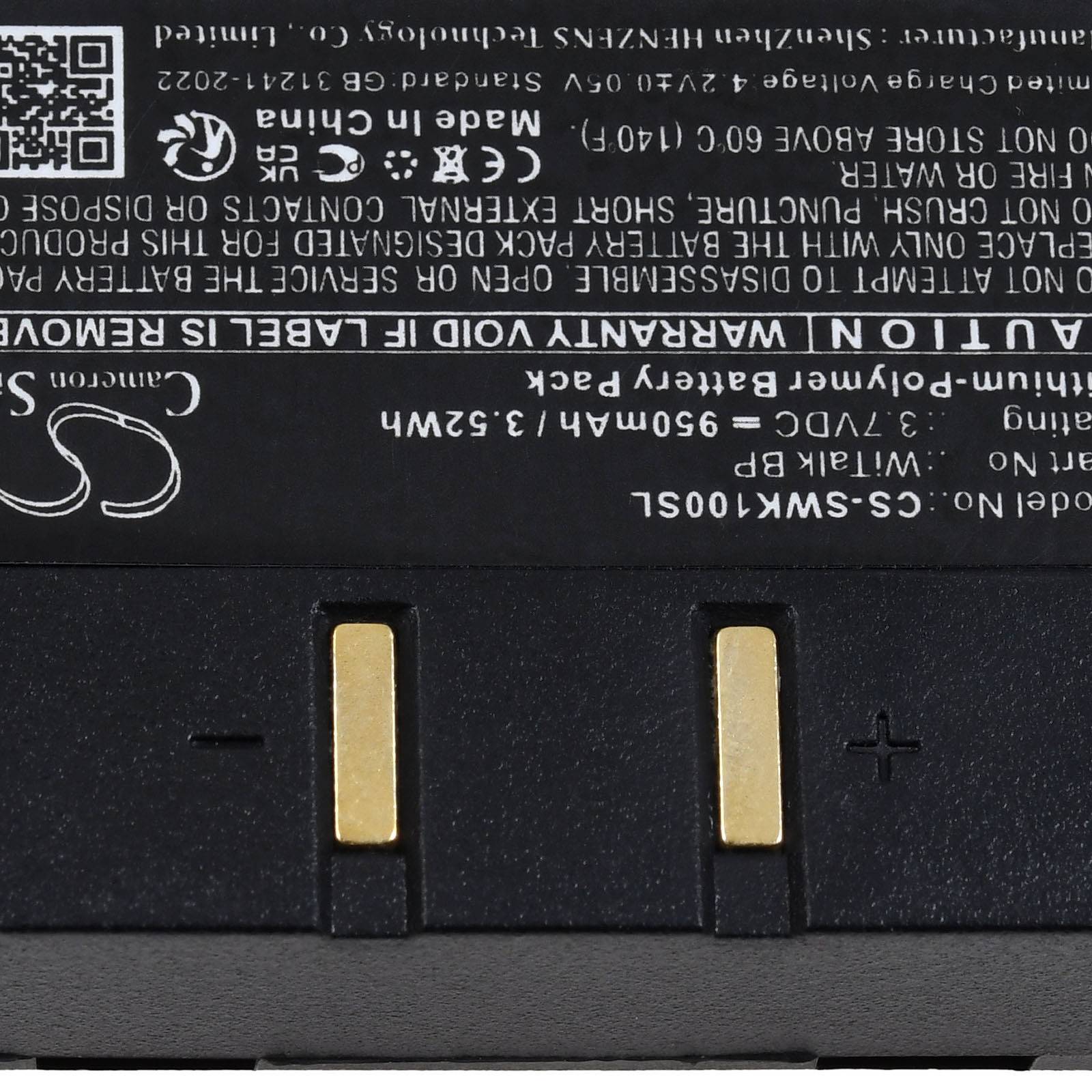 Nahaufnahme eines Batteriefachs mit goldenen Kontakten, die mit '-', '+' und '+' beschriftet sind. Text und Symbole zeigen Batteriedetails in Weiß.