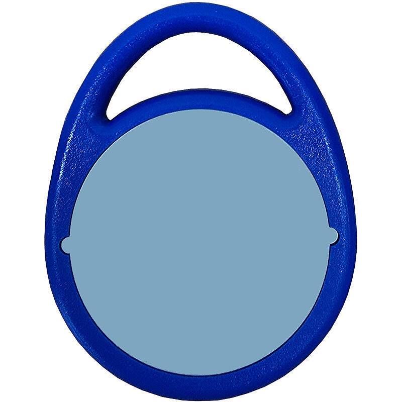 Ein runder, blauer Schlüsselanhänger mit einem kleinen Loch an der Oberseite zum Befestigen an einem Schlüsselring.