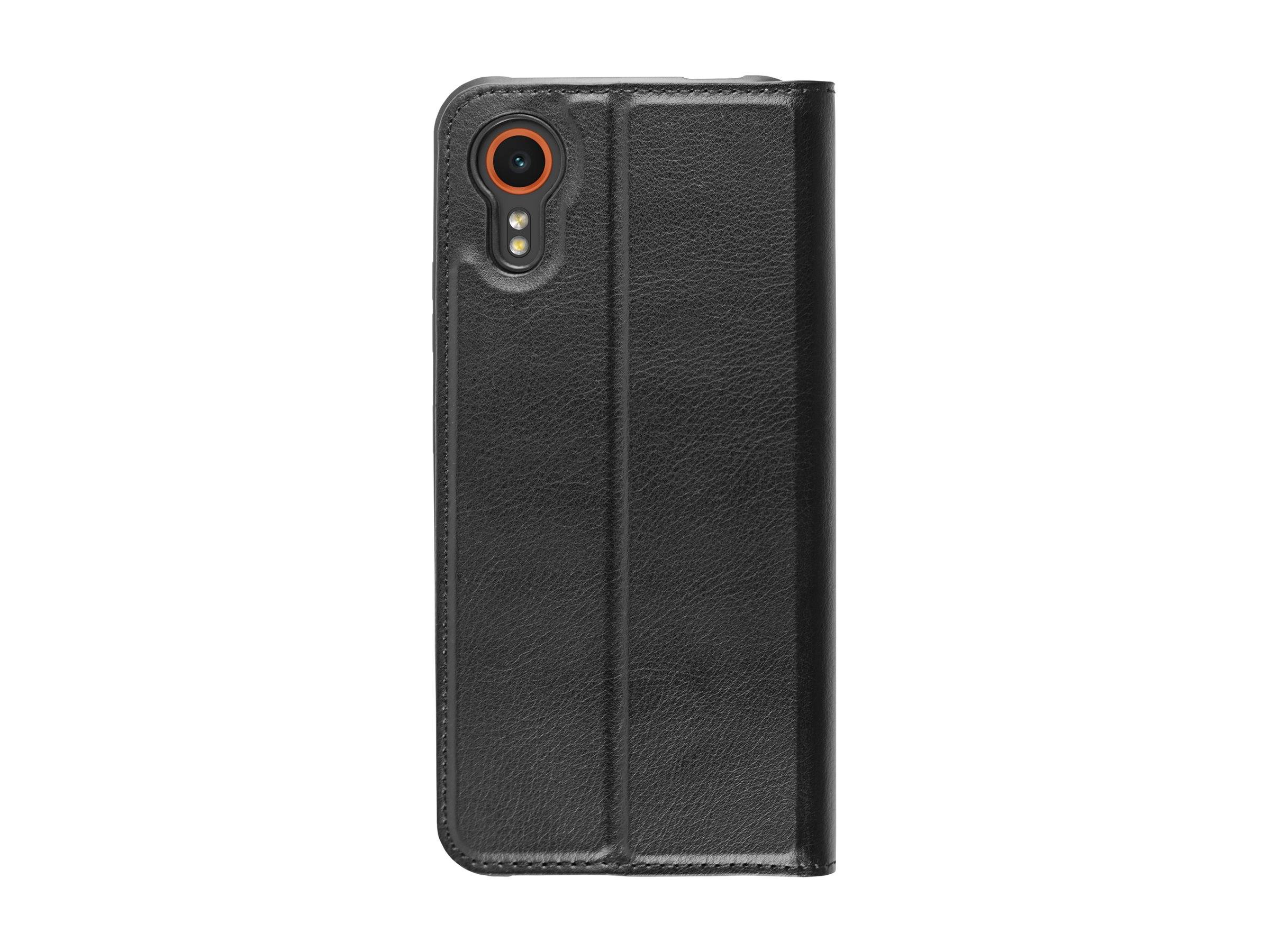 Schwarze Ledertasche für Mobiltelefone mit Aussparung für Dual-Kamera und roter Einfassung, in Aufstellposition.