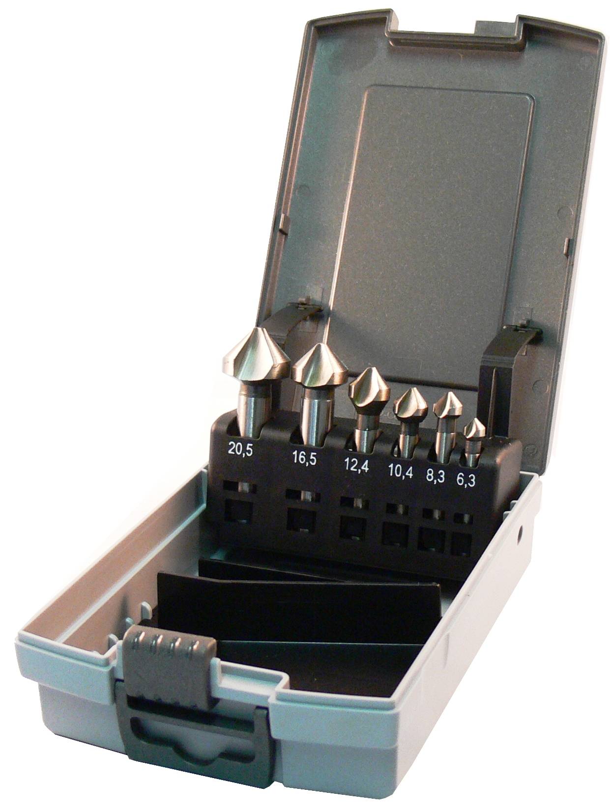 Ein Satz von fünf kegelförmigen Bohrern unterschiedlicher Größen, der senkrecht in einer Kunststoffbox mit Größenbezeichnungen in Millimetern aufbewahrt wird.