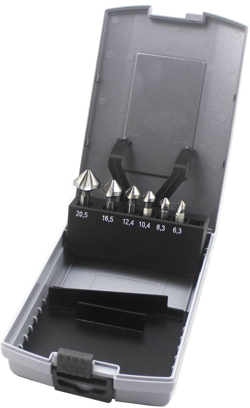 Satz von sieben Stufenbohrern in einem Koffer, mit Größen von 20,5 bis 6,3 mm beschriftet, von links nach rechts nach Größe sortiert.